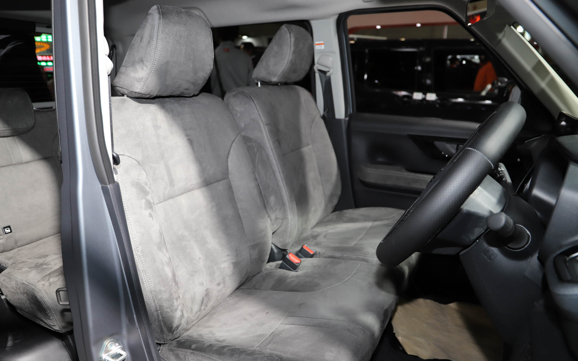 シートカバーなどにベロア調の生地を用いているほか、オプションのピアノブラックパネルも各所に装着している