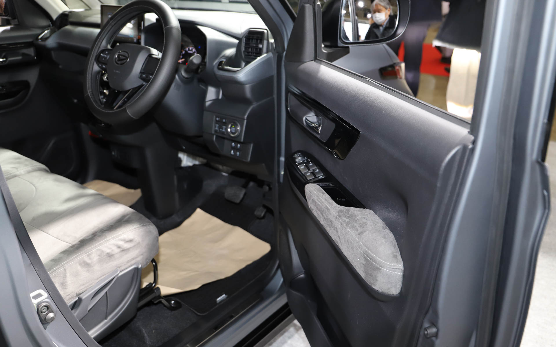 シートカバーなどにベロア調の生地を用いているほか、オプションのピアノブラックパネルも各所に装着している