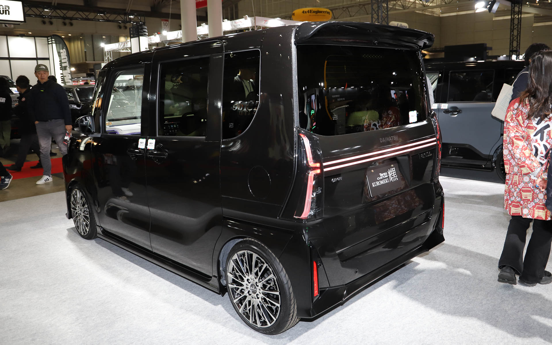 軽自動車でも圧倒的な存在感を放つ「タント カスタム クロメキ」。印象の強いフロントグリルが特徴