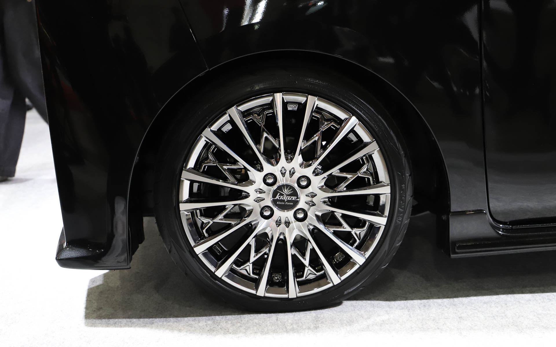 モノグラムのダッシュボードやホワイトの内装が華やか