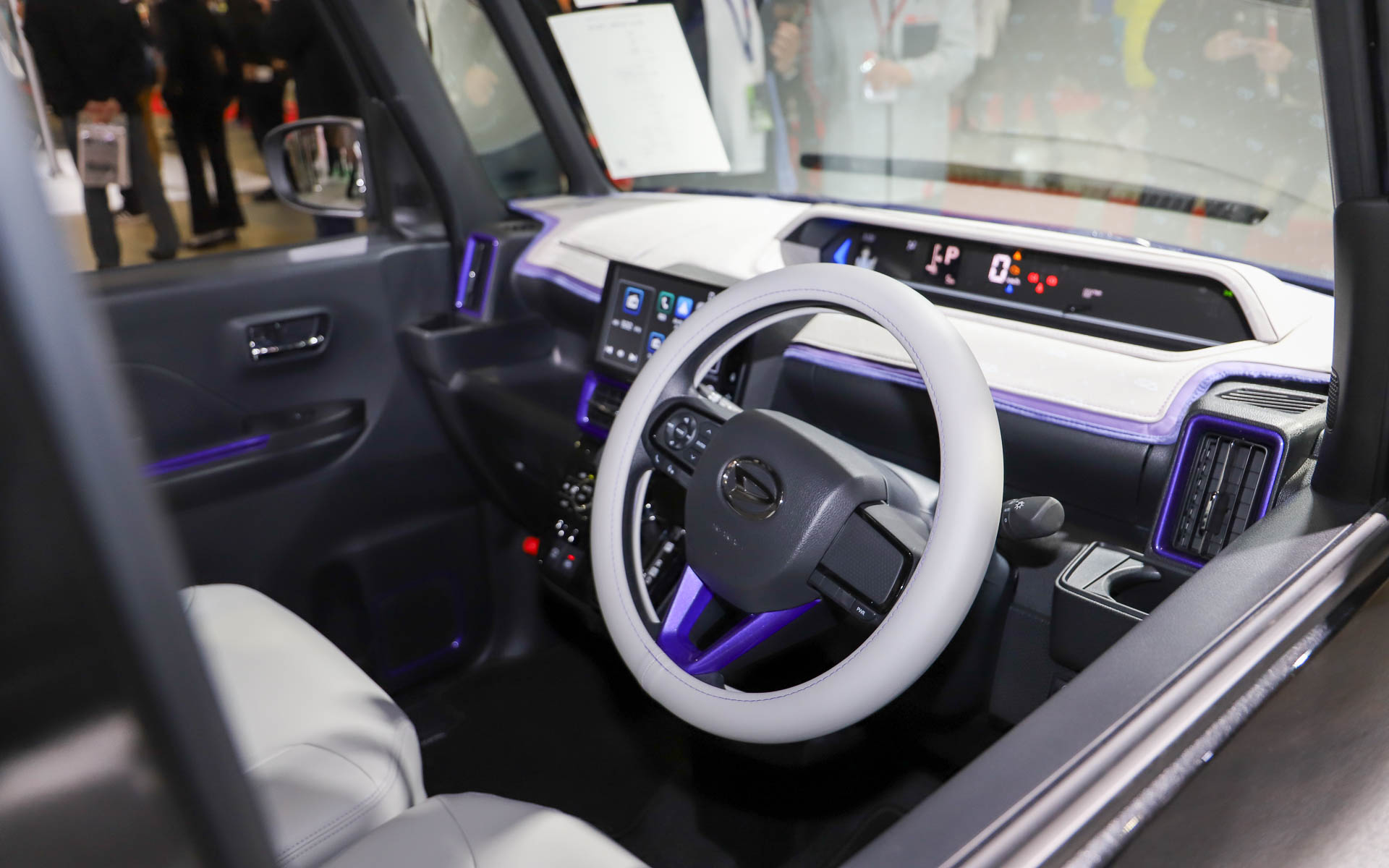 モノグラムのダッシュボードやホワイトの内装が華やか