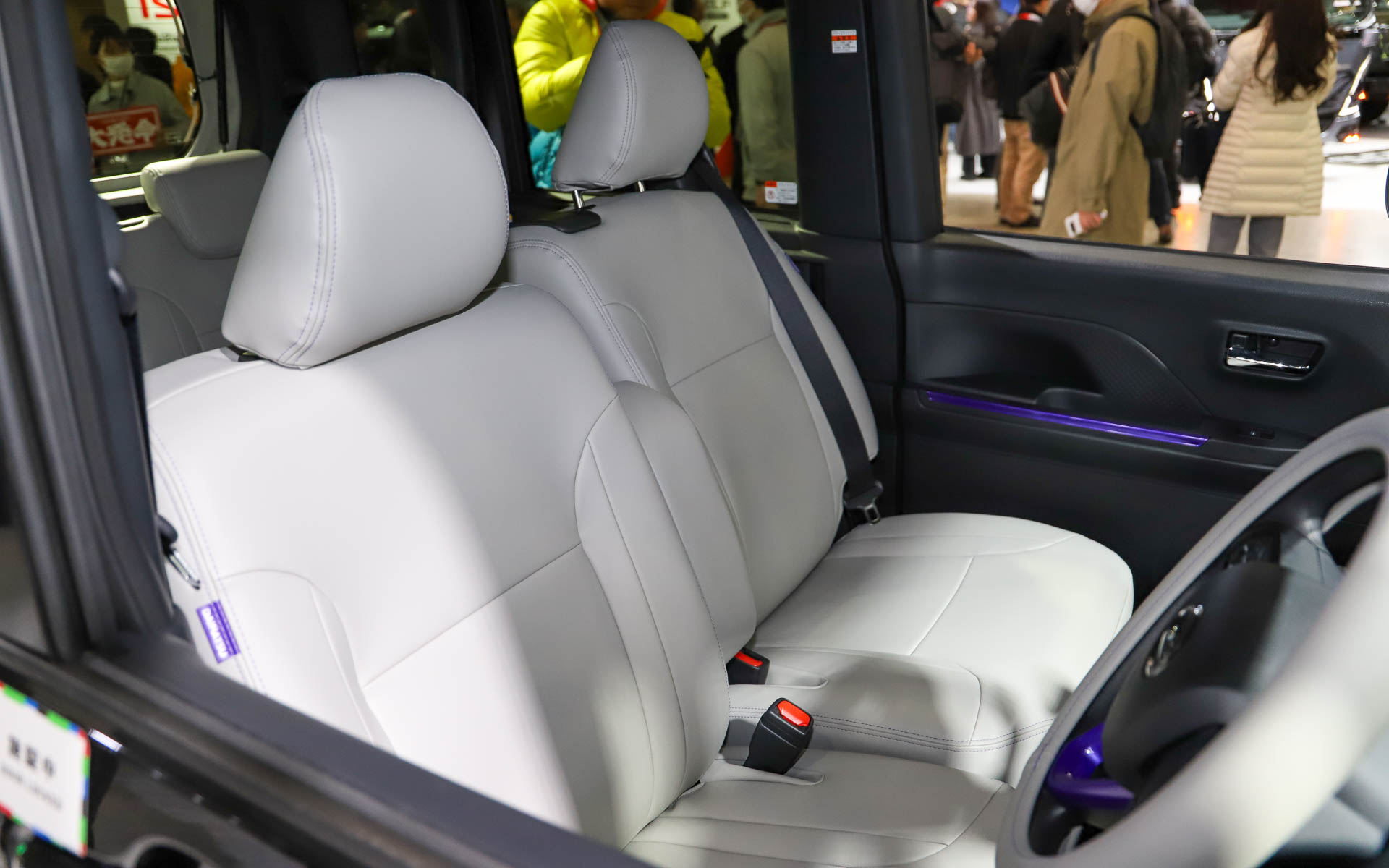 モノグラムのダッシュボードやホワイトの内装が華やか