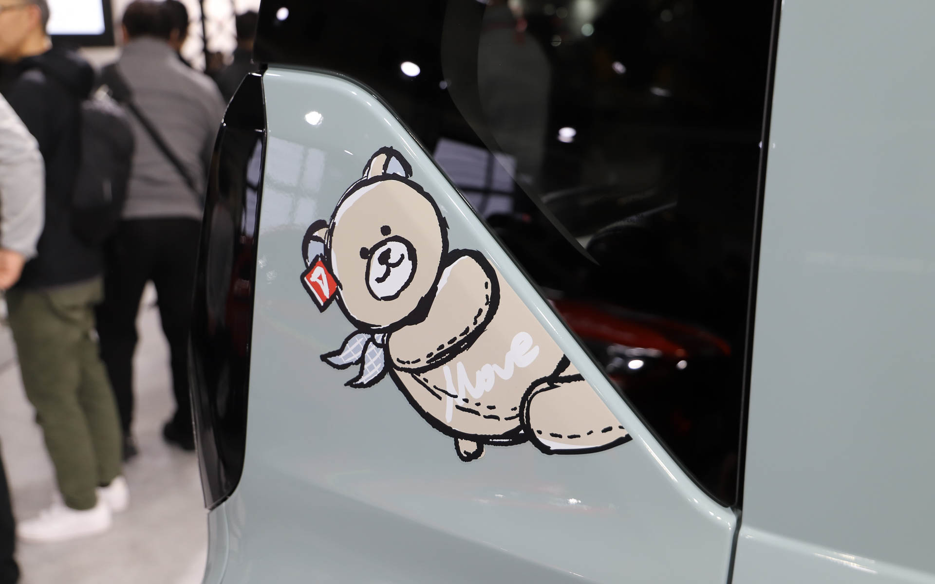 ちらりとこちらを見ているダイハツロゴのタグが付いたテディベアが愛らしい。内装はデニム調でまとめられていて軽やか