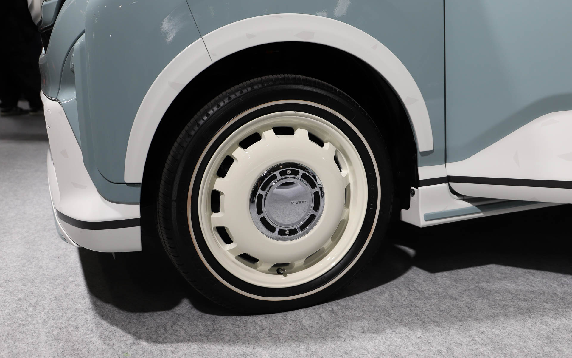 ちらりとこちらを見ているダイハツロゴのタグが付いたテディベアが愛らしい。内装はデニム調でまとめられていて軽やか