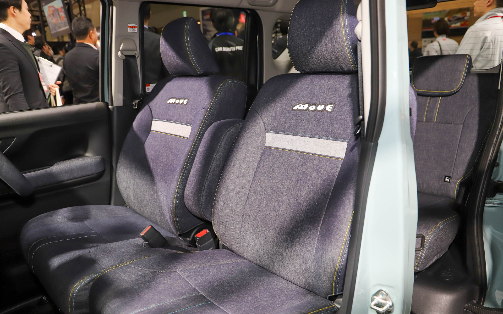 ちらりとこちらを見ているダイハツロゴのタグが付いたテディベアが愛らしい。内装はデニム調でまとめられていて軽やか