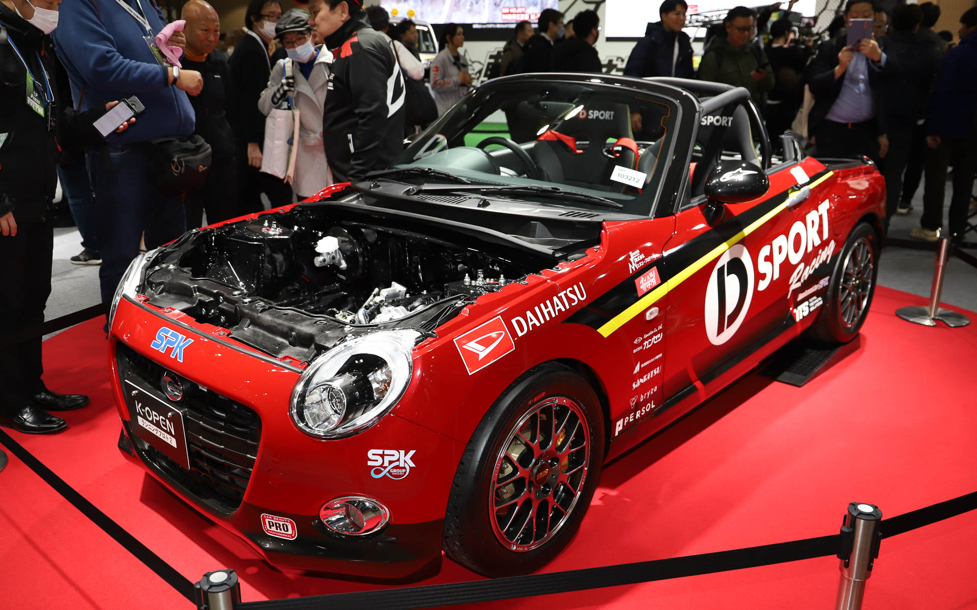 「コペン」の走る楽しさを未来につなげるために「作ってみる、乗ってみる、試してみる」の精神で製作され、ジャパンモビリティショー2025に展示された先行スタディ車の「K-OPEN ランニングプロト」をさらに進化させた「K-OPEN ランニングプロト2」。2か月ほどでエンジンレイアウトやリアサスペンションが変更されたという