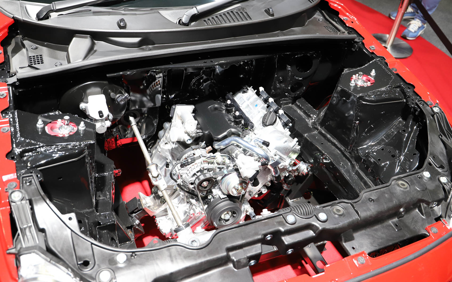 「コペン」の走る楽しさを未来につなげるために「作ってみる、乗ってみる、試してみる」の精神で製作され、ジャパンモビリティショー2025に展示された先行スタディ車の「K-OPEN ランニングプロト」をさらに進化させた「K-OPEN ランニングプロト2」。2か月ほどでエンジンレイアウトやリアサスペンションが変更されたという