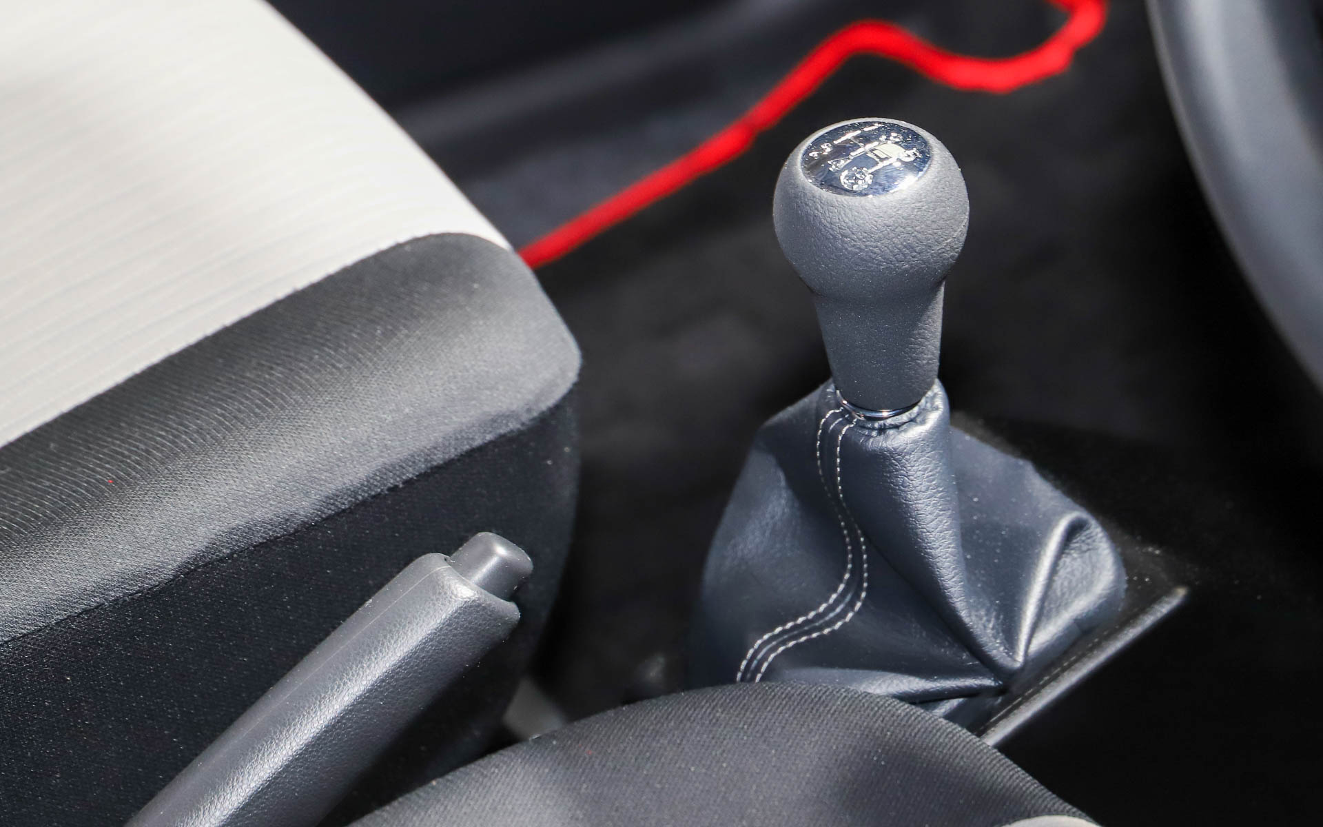 SPKが市販を予定しているモータースポーツを楽しむためのコンプリートカー「ミライース tuned by D-SPORT Racing」。ターボエンジンや5速MTを搭載するほか、ロールケージを標準装備して日常だけでなくモータースポーツも楽しめる仕様としている