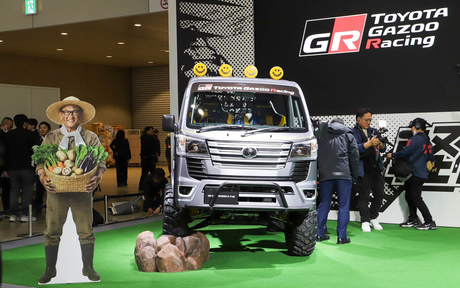 TOYOTA GAZOO Racingがプロデュースしたピクシス トラック。荷台にシートが設置されている