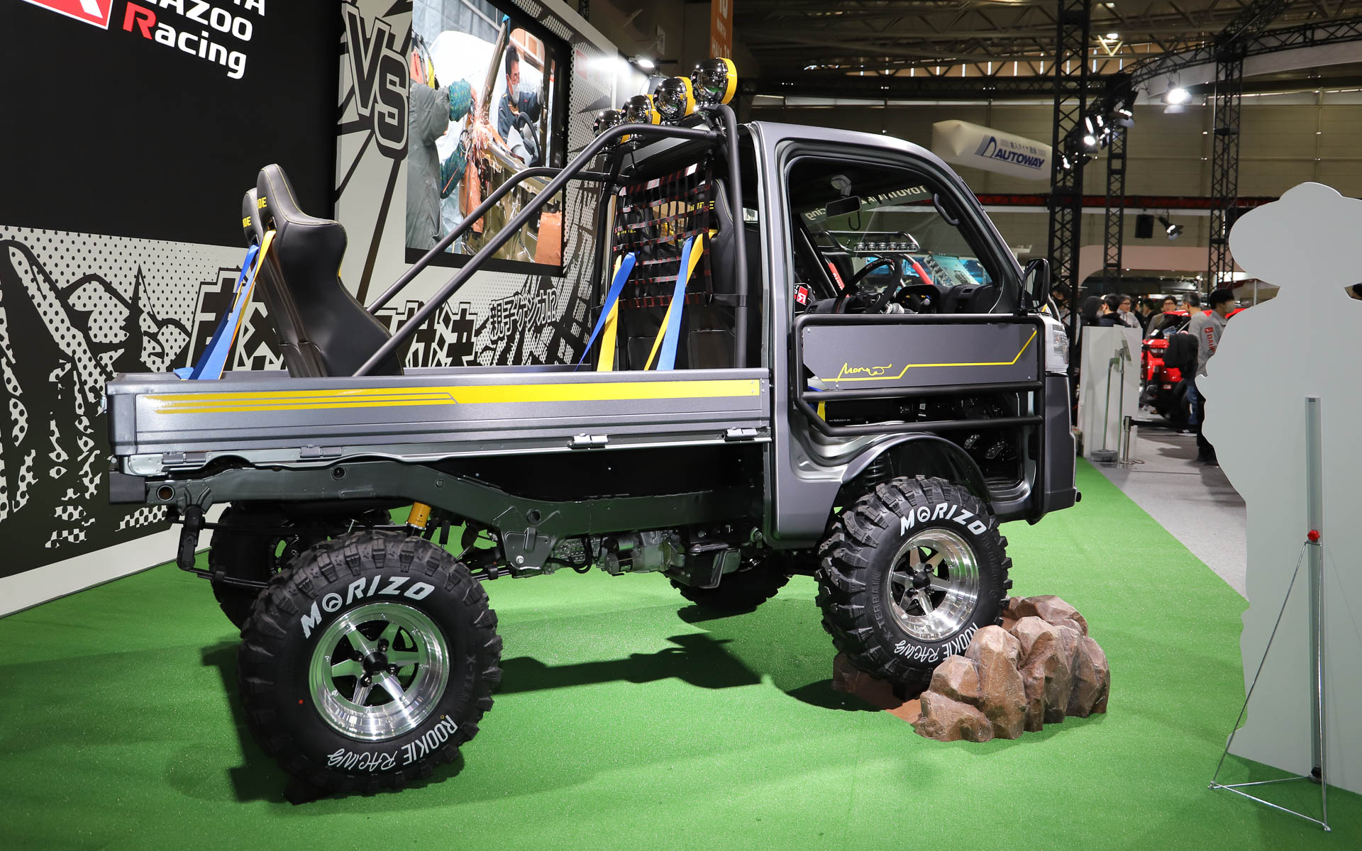 TOYOTA GAZOO Racingがプロデュースしたピクシス トラック。荷台にシートが設置されている