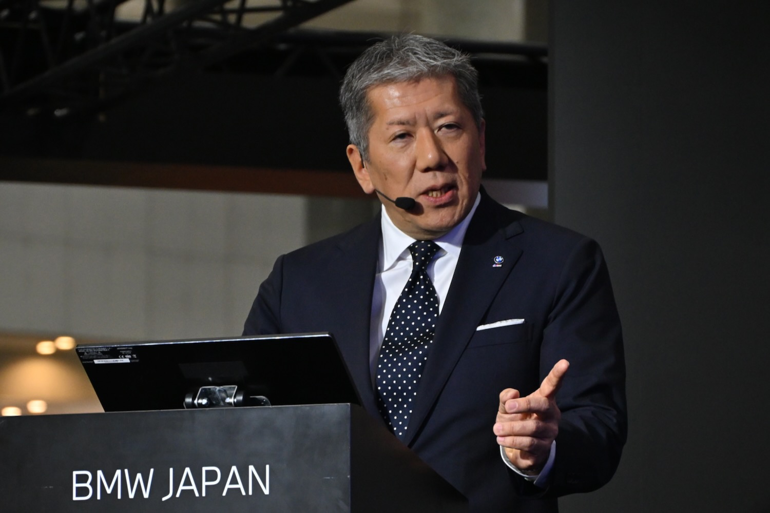 あいさつするビー・エム・ダブリュー株式会社 代表取締役社長の長谷川正敏氏