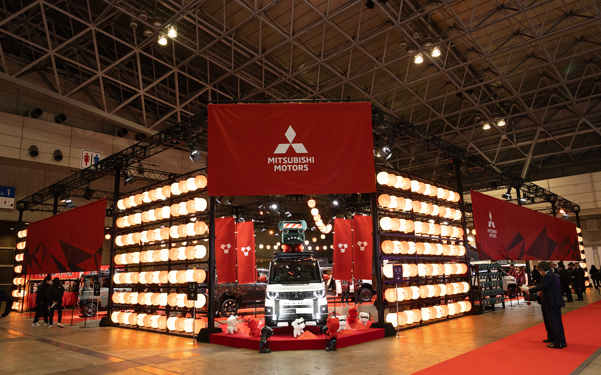 デリカ祭りと銘打った三菱自動車ブース。東京オートサロンの中でもかなりインパクトのあるブースのデザインだ。正面にはデリカミニDELIMARU FESTAが展示されている