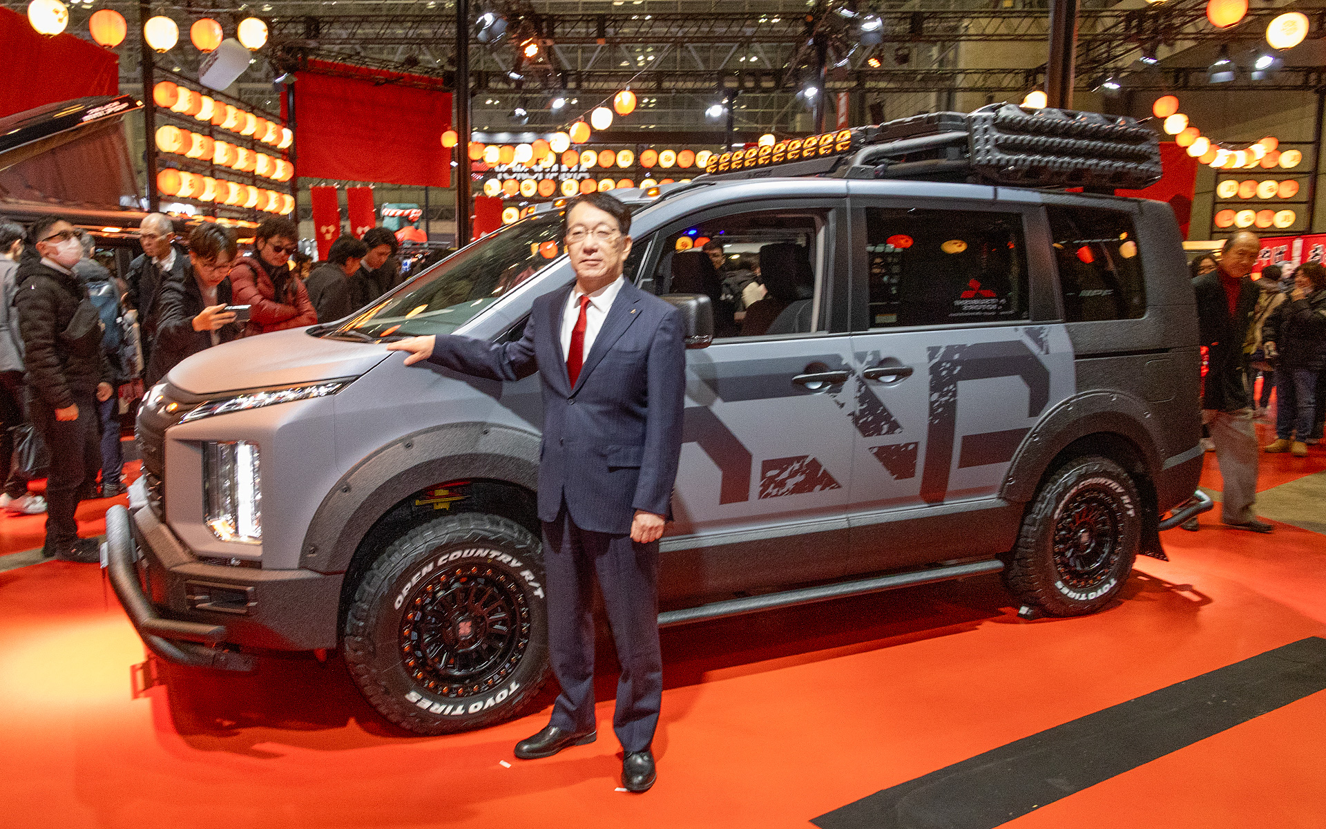 プレスカンファレンスに登壇をした三菱自動車工業株式会社 取締役 代表執行役社長 兼 最高経営責任者の加藤隆雄氏。展示車のデリカD:5 ULTIMATE GEARと一緒に撮影