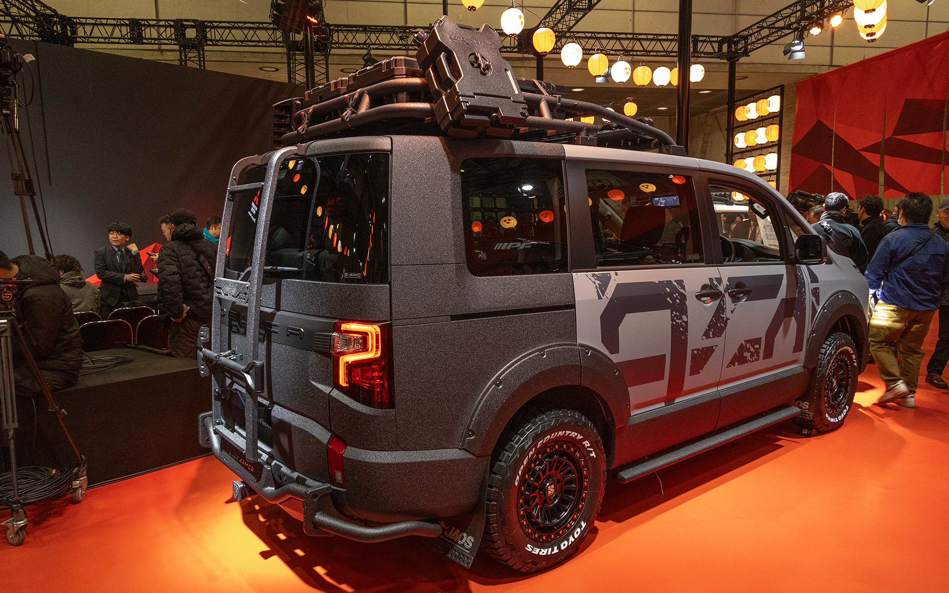 サイドに入るロゴ風のデザインはカタカナの「デリカ」を横倒しにしたもの