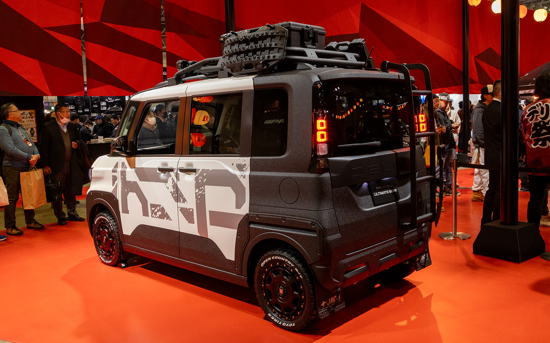 このクルマも塗装はラプター塗装で仕上げてある