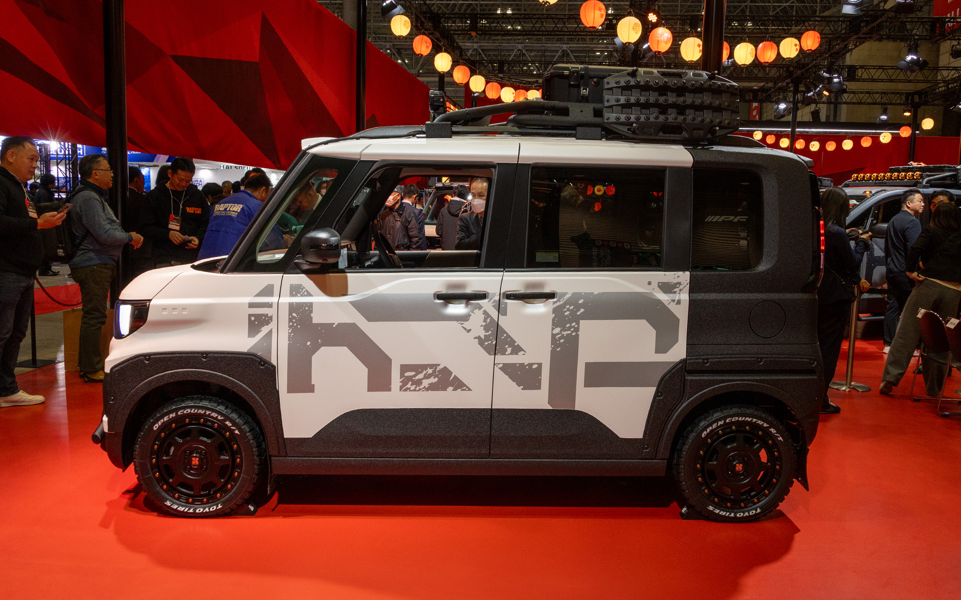 真横から見ると、カタカナのデリカが分かりやすいかも