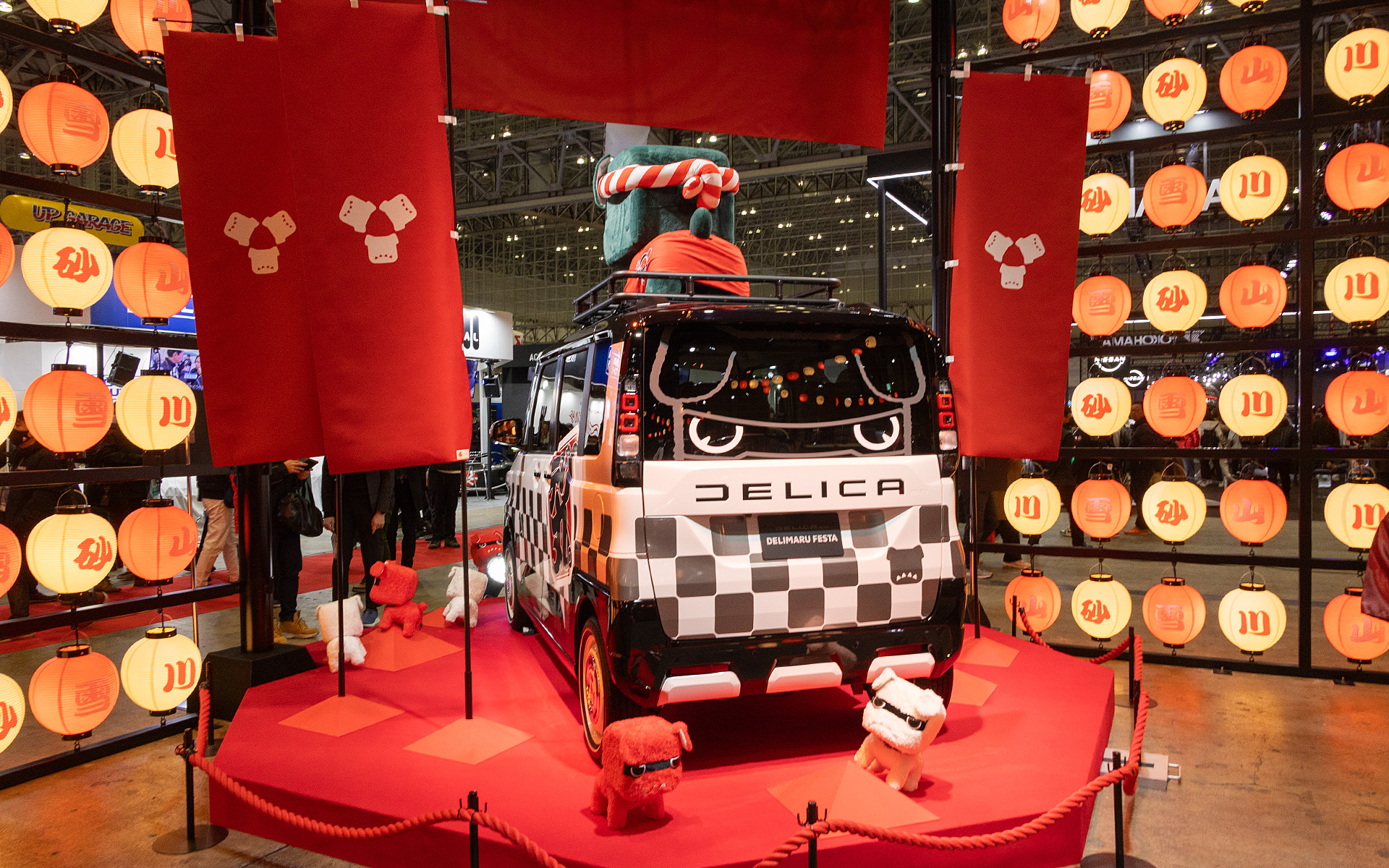 後ろに回っても賑やかなデザインになっている