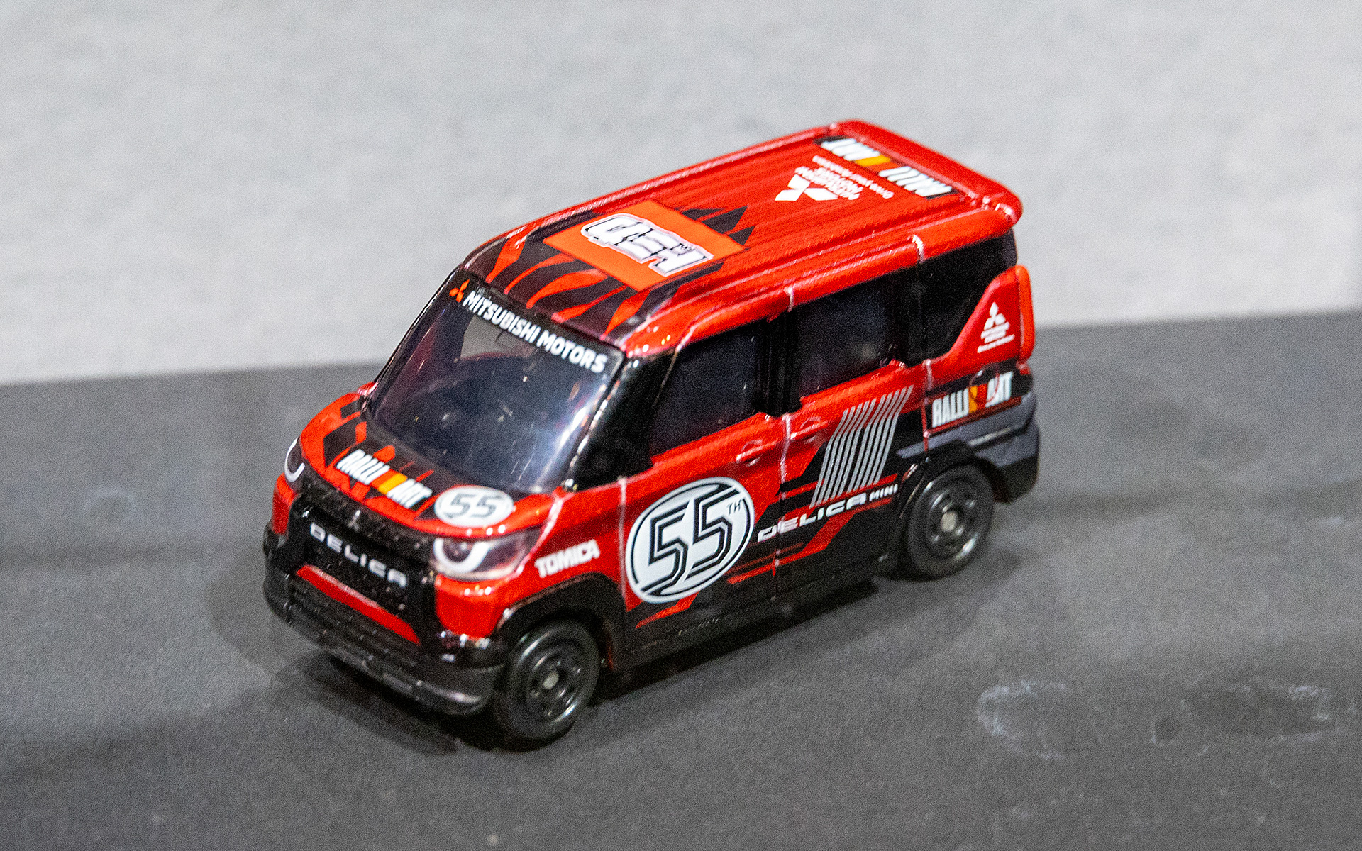 デリカミニ トミカ55周年仕様。三菱自動車のデザイナーがデザインしている