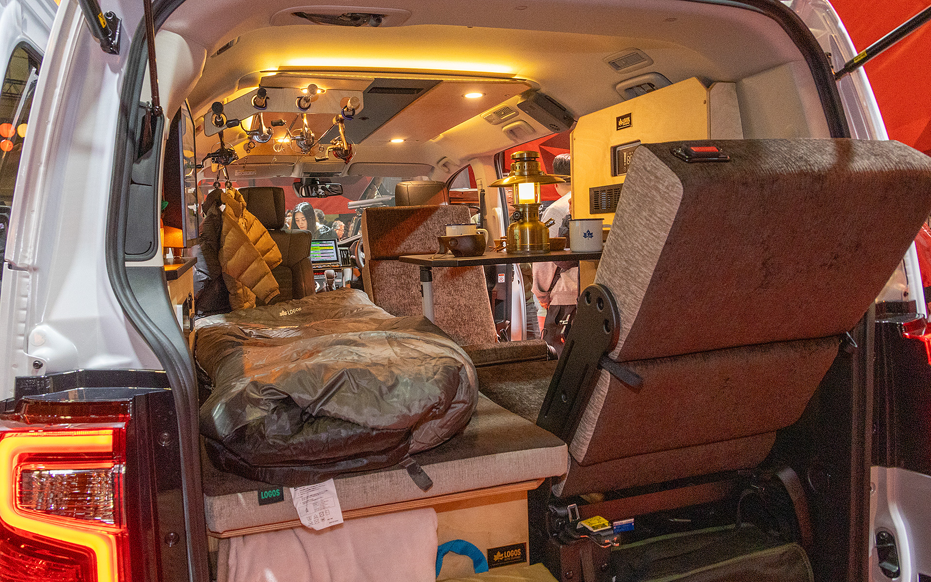 室内はベッドキットが装着されている