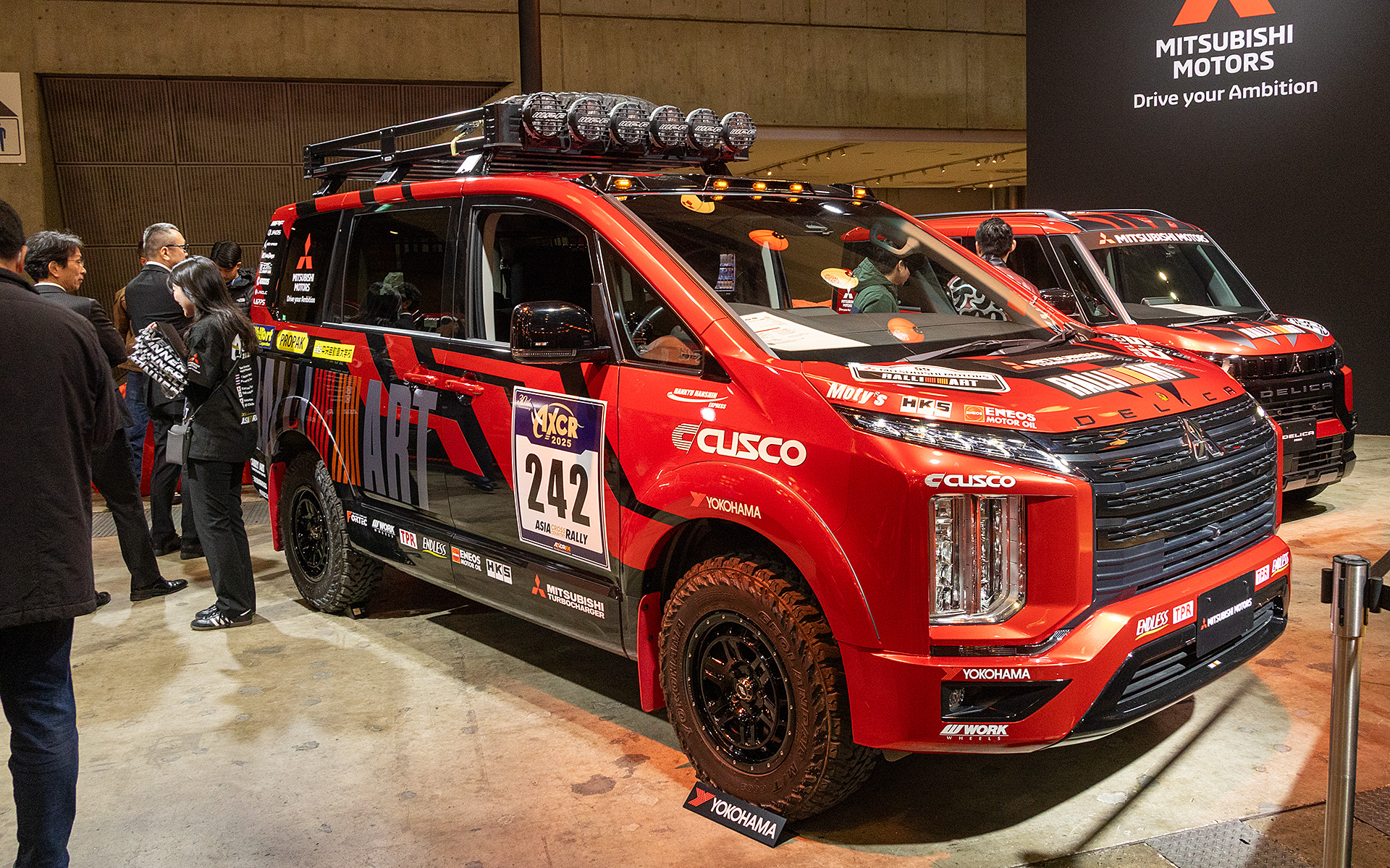 デリカD:5（AXCR2025サポートカー）。外観が綺麗なので、レプリカかと思いきや、実際に増岡監督がステアリングを握って現地を走った車両とのこと