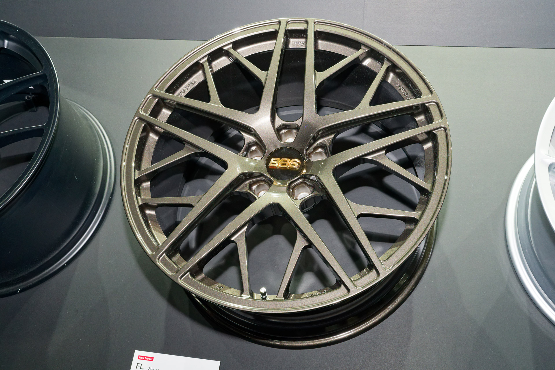 22インチサイズが追加された「FL」。新色の「マットエボニー」