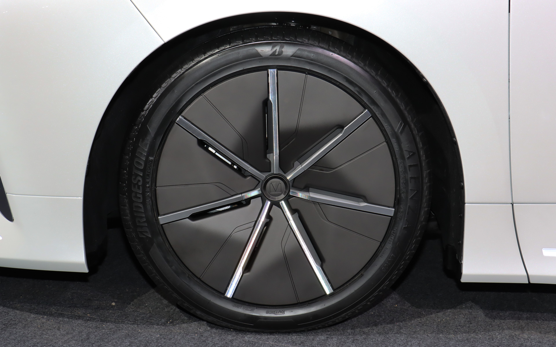 ホイールカバーを使って繊細さを表現している