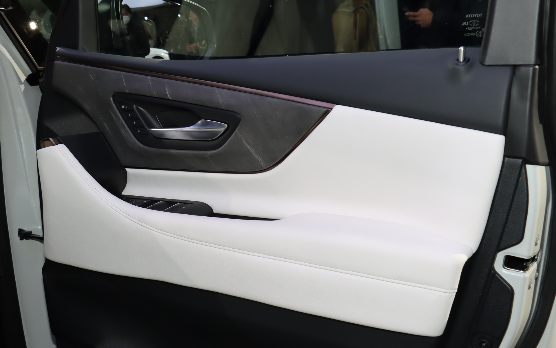 ドアトリムやシフトセレクターなどにはリアルストーンを用いたオーナメントを採用している