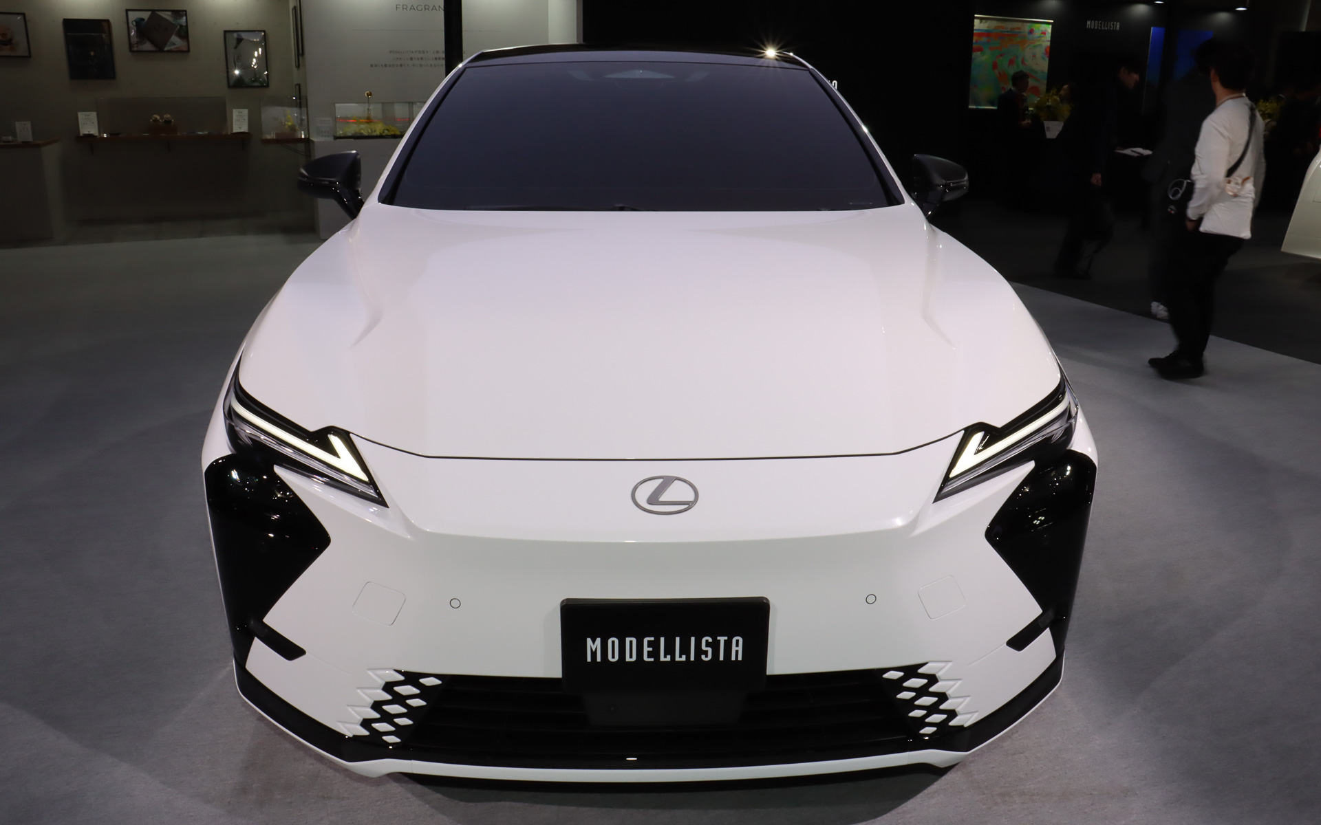 2026年春ごろに発売予定の新型「レクサス ES」にモデリスタ用品を装着し、外観イメージを変化させている