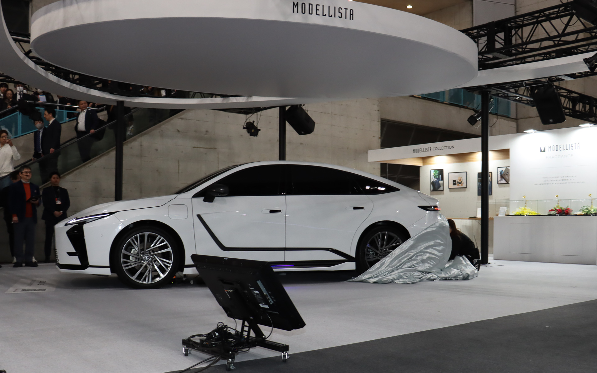 西脇社長と佐藤さんも見守るなか、ALPHARD MODELLISTA CONCEPTとLEXUS ES MODELLISTA PROTOTYPEがアンベール