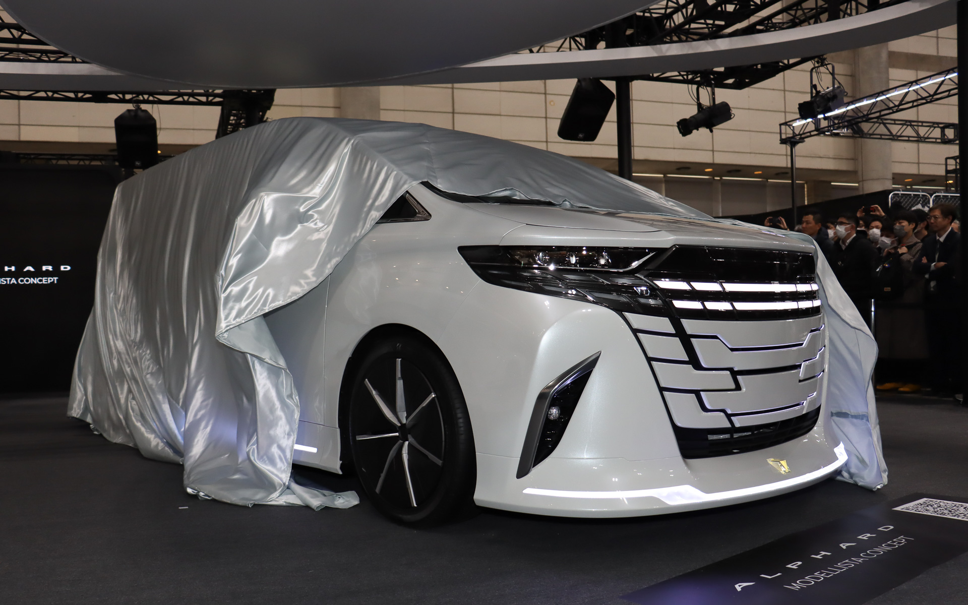 西脇社長と佐藤さんも見守るなか、ALPHARD MODELLISTA CONCEPTとLEXUS ES MODELLISTA PROTOTYPEがアンベール