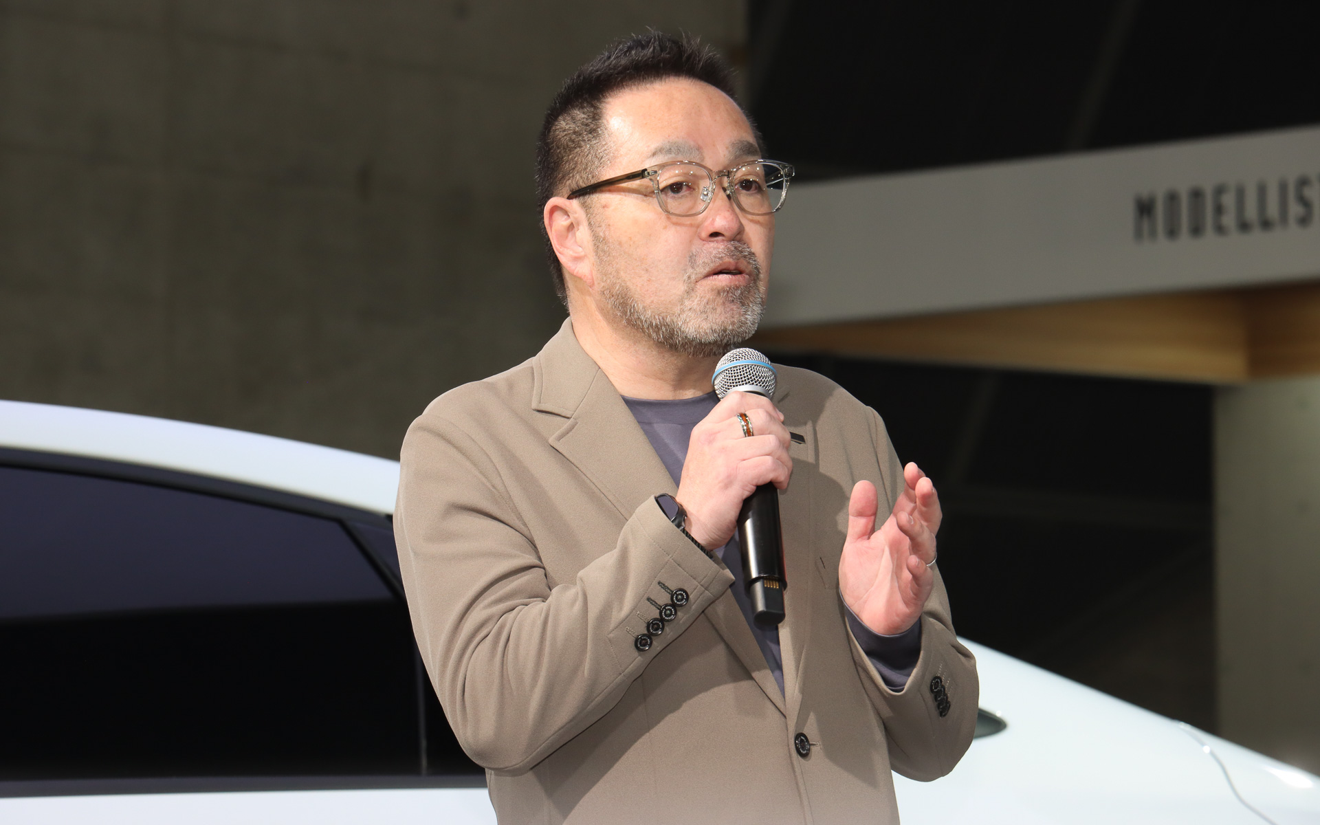 開発を担当したデザイナーもプレスブリーフィングに参加して、2台の展示車に与えられたデザインコンセプトや変更点について紹介。佐藤さんも短い時間ながら実際に車両を見学した