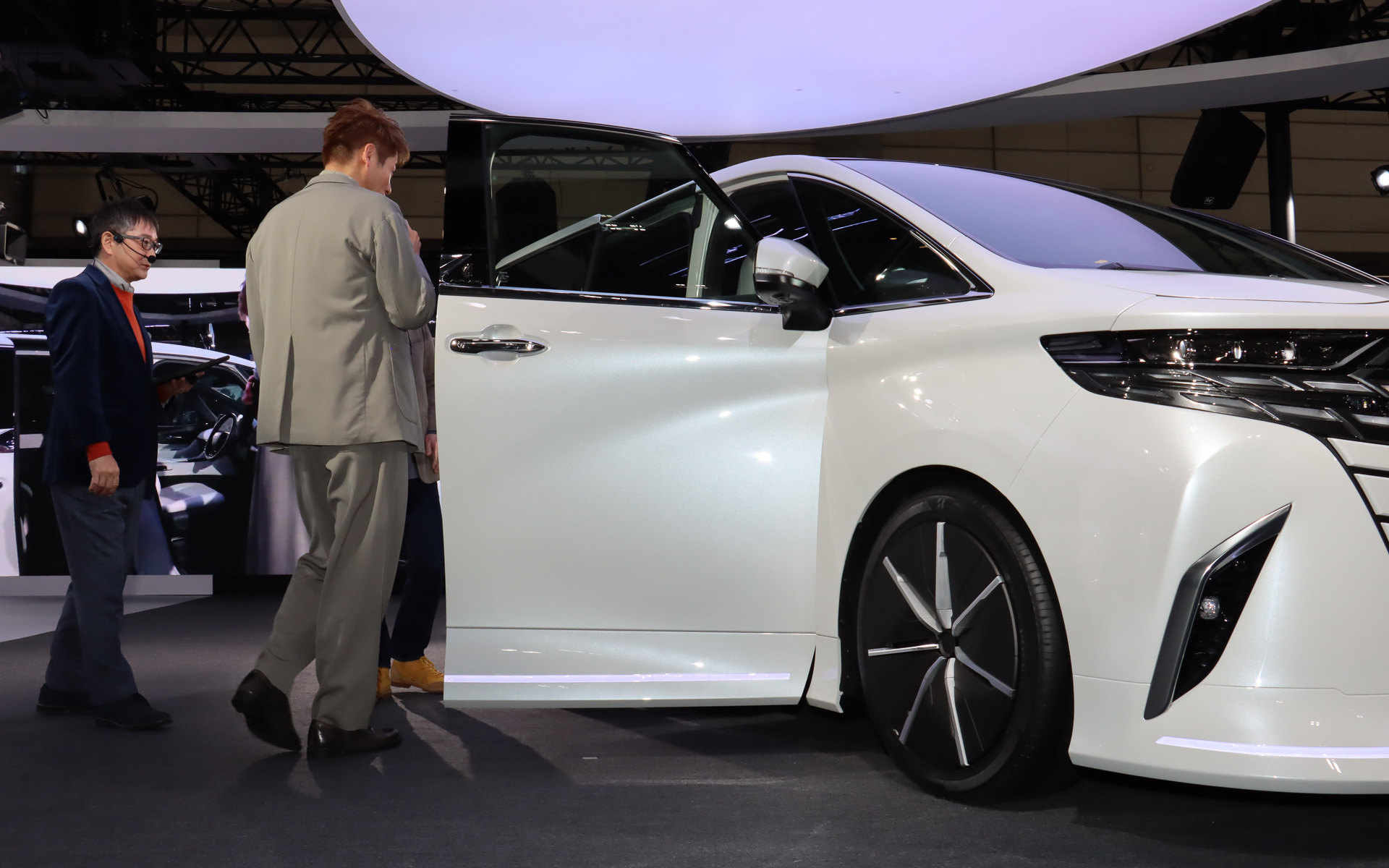 開発を担当したデザイナーもプレスブリーフィングに参加して、2台の展示車に与えられたデザインコンセプトや変更点について紹介。佐藤さんも短い時間ながら実際に車両を見学した