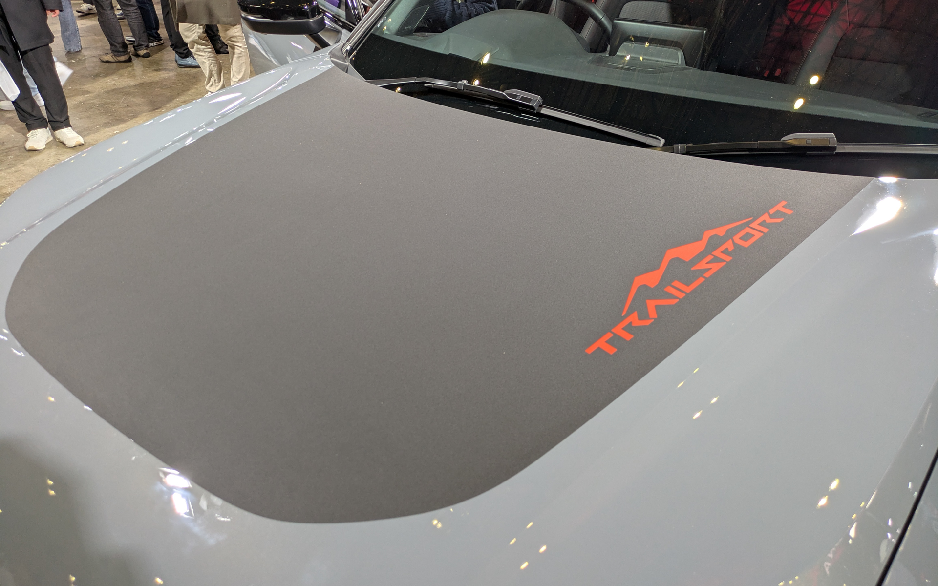 ボンネットは「トレイルスポーツ」のロゴが入ったマットブラックデカールで処理