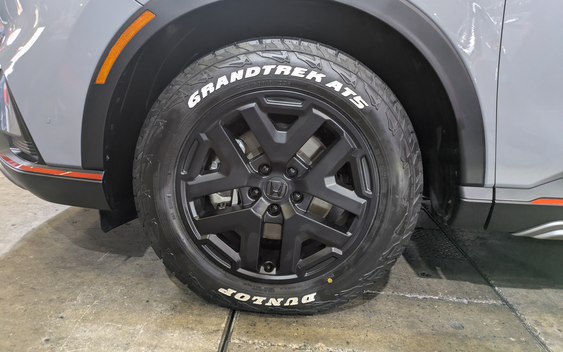 オフロードテイストのあるホイールとタイヤをチョイス