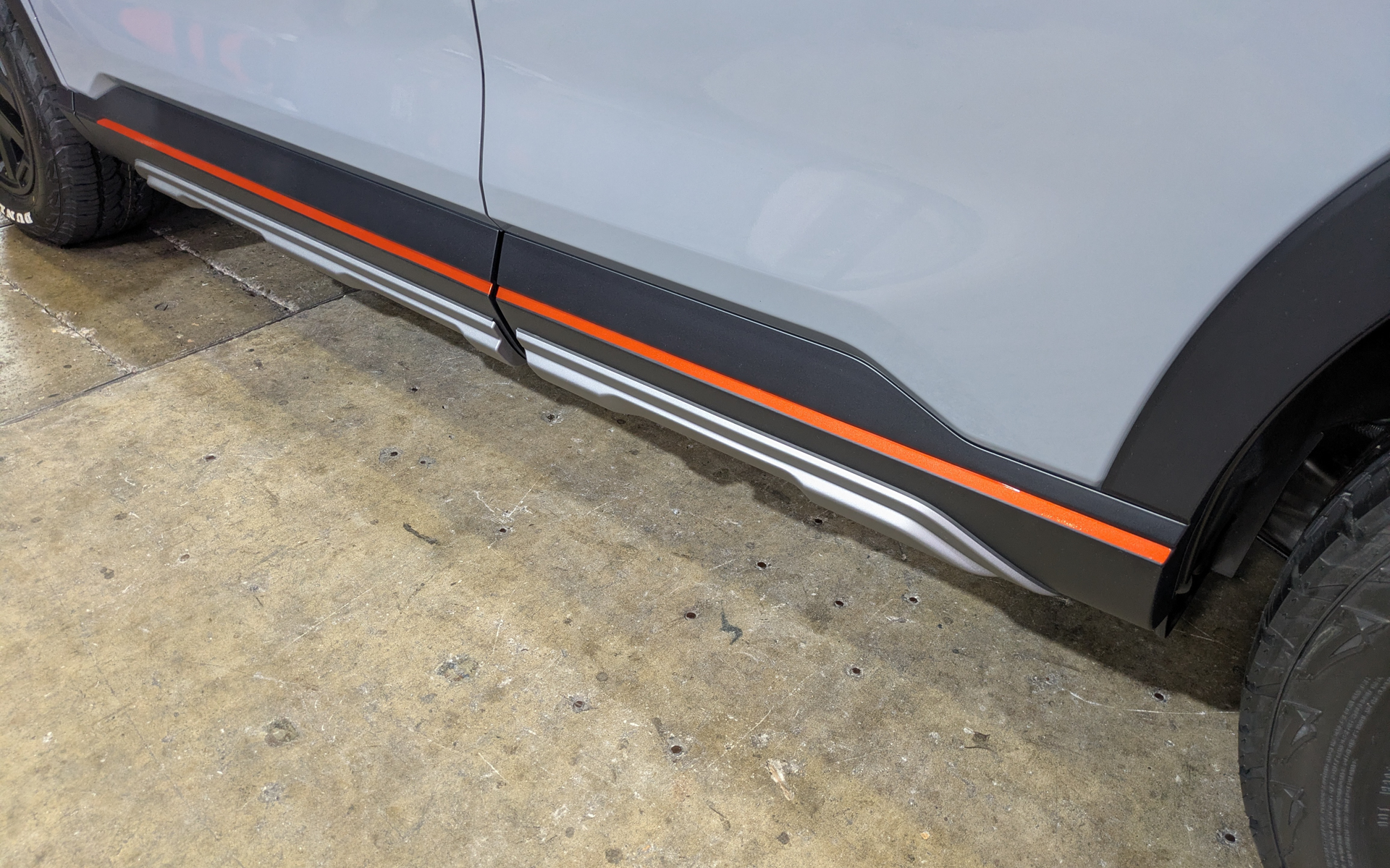 ボンネットは「トレイルスポーツ」のロゴが入ったマットブラックデカールで処理