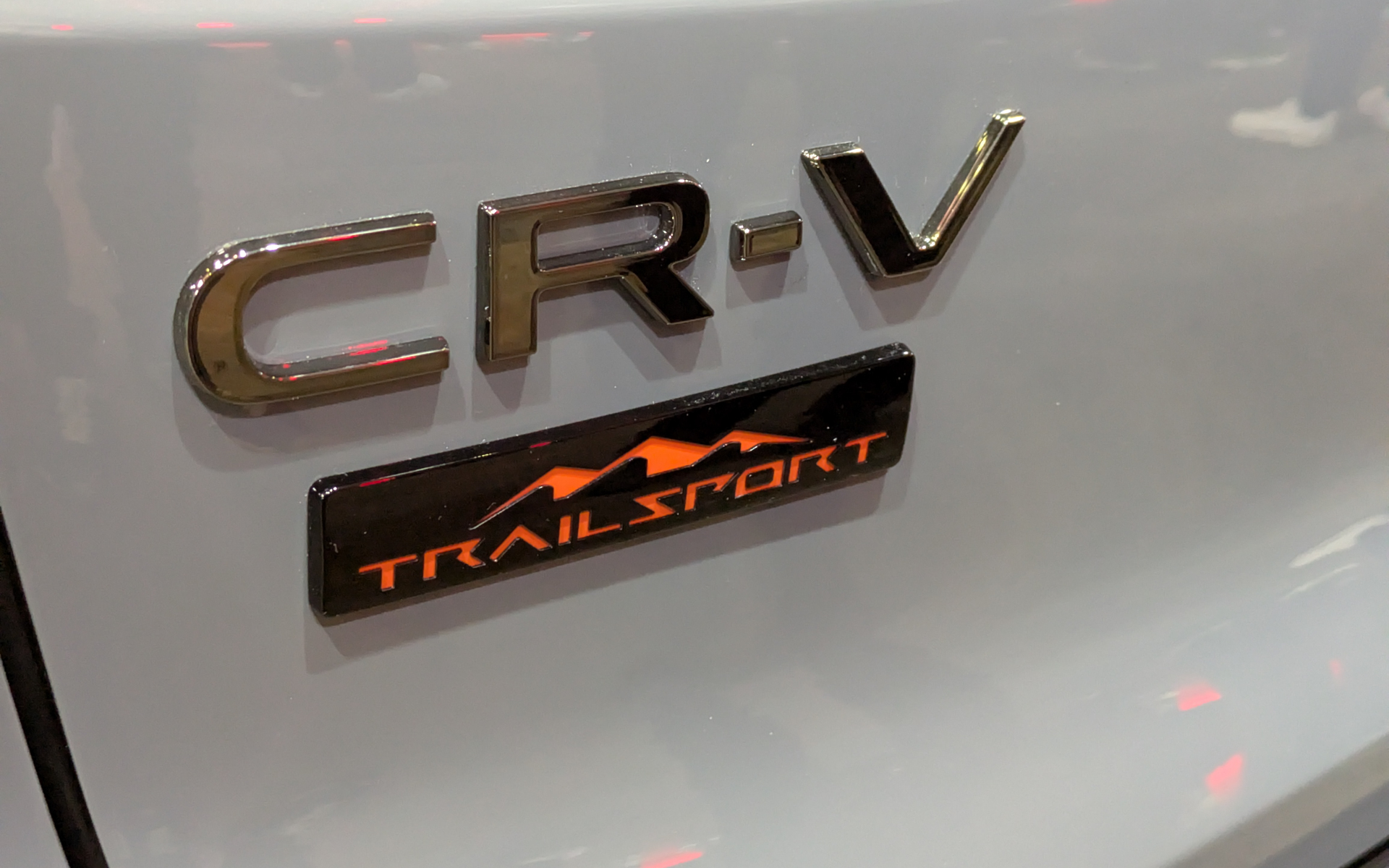 リアゲートには「トレイルスポーツ」のエンブレムがあしらわれる