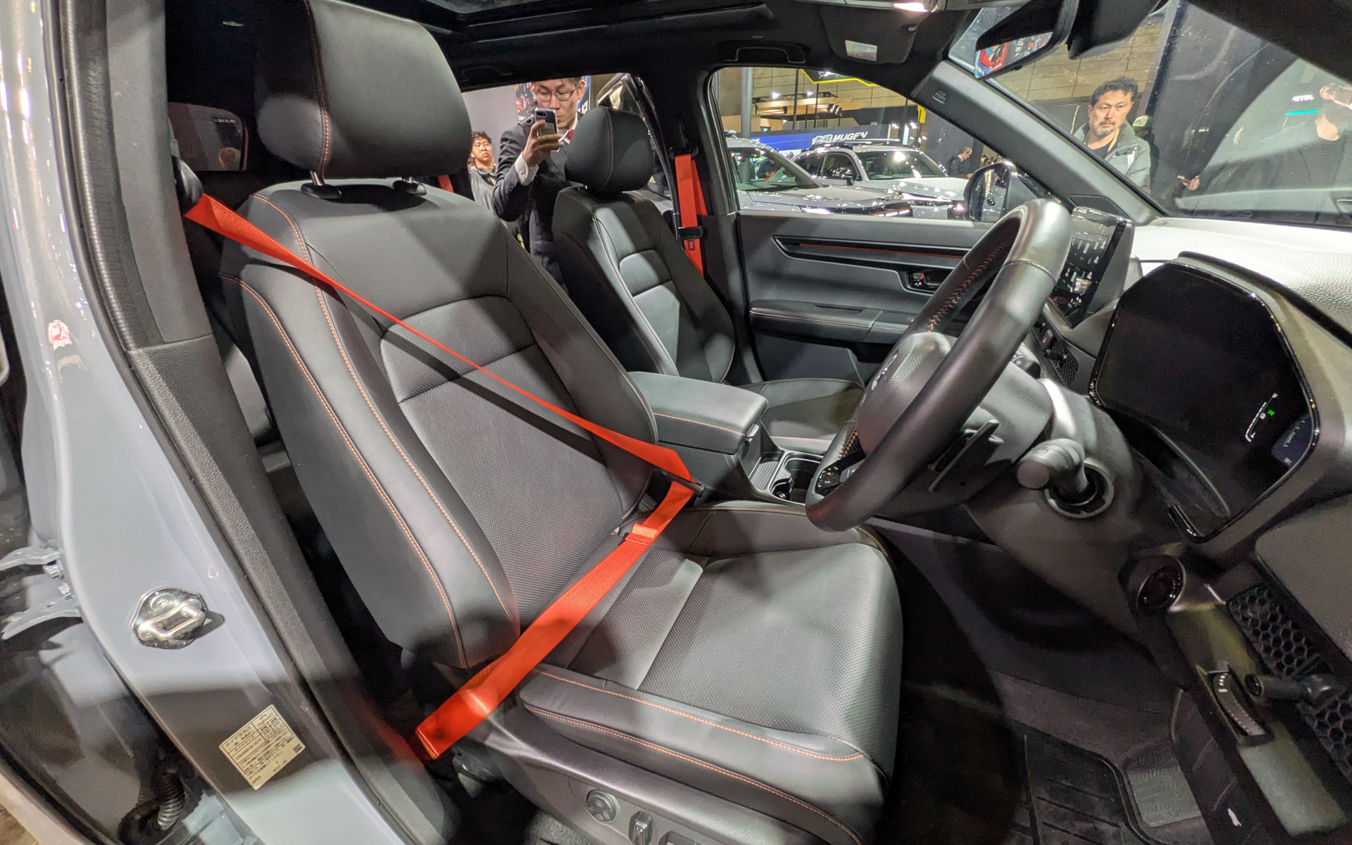 刺し色と同じオレンジのシートベルトを採用