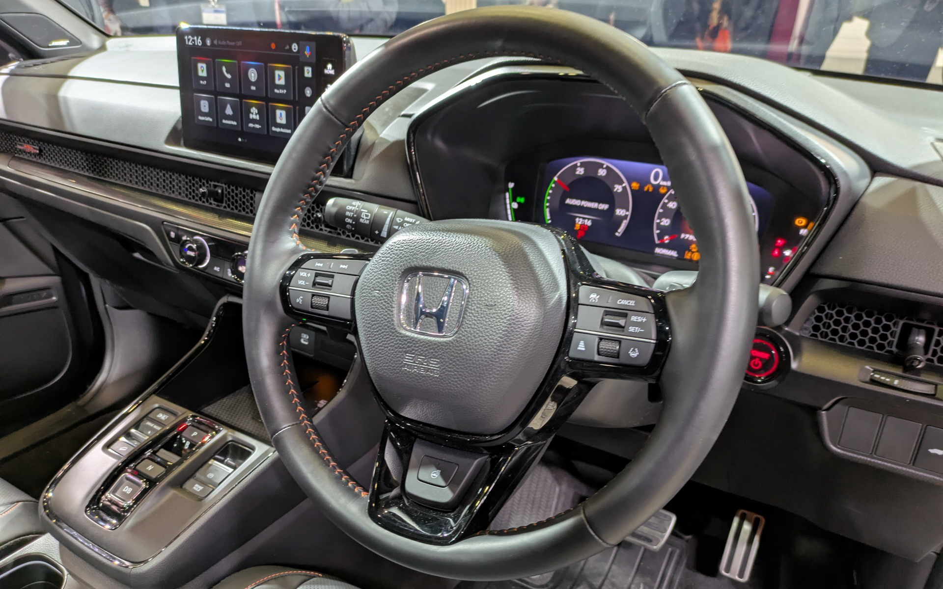 ステアリングやシートはオレンジ色のステッチとなっている