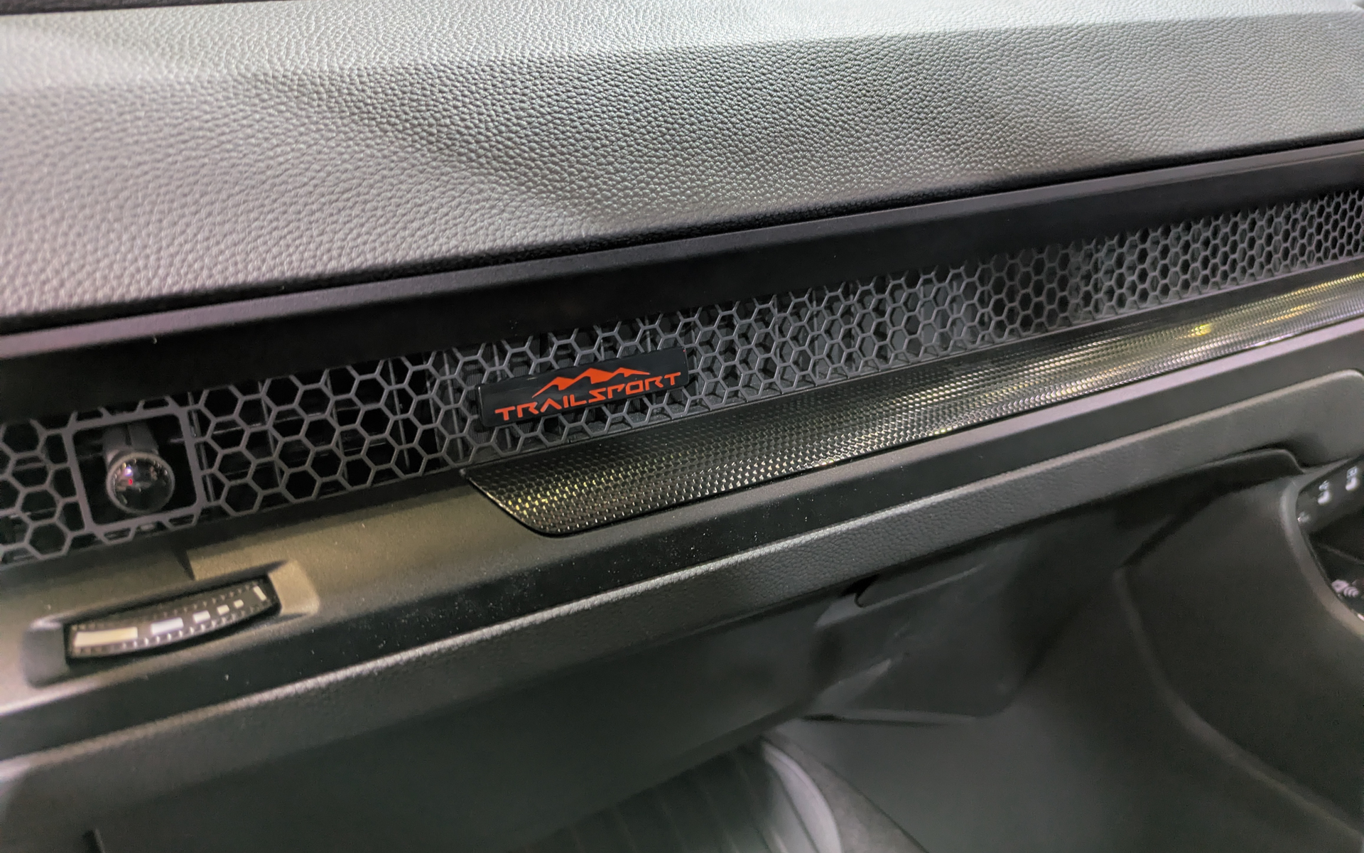 助手席の前には「トレイルスポーツ」のエンブレムがあしらわれている