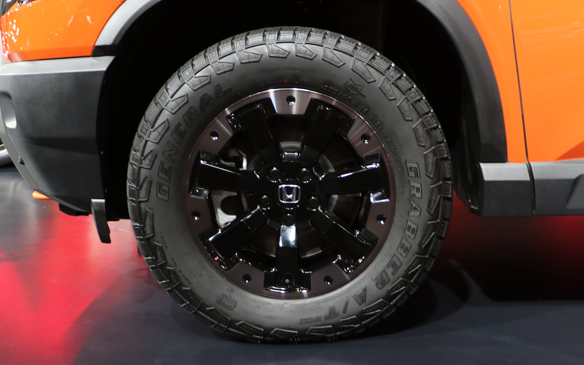 装着タイヤはゼネラルのグラベルA/Tで、サイズは275/60R18