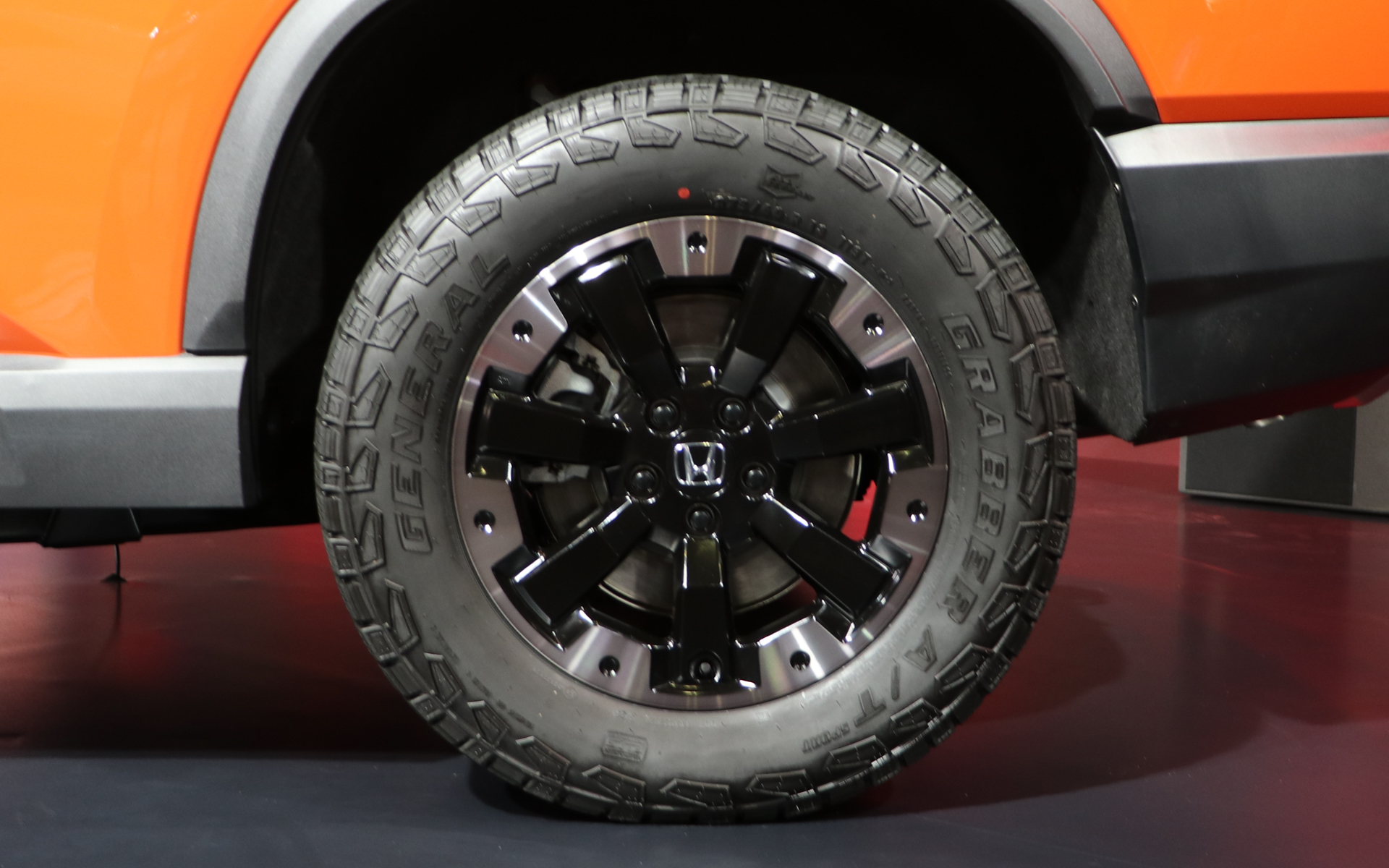 装着タイヤはゼネラルのグラベルA/Tで、サイズは275/60R18