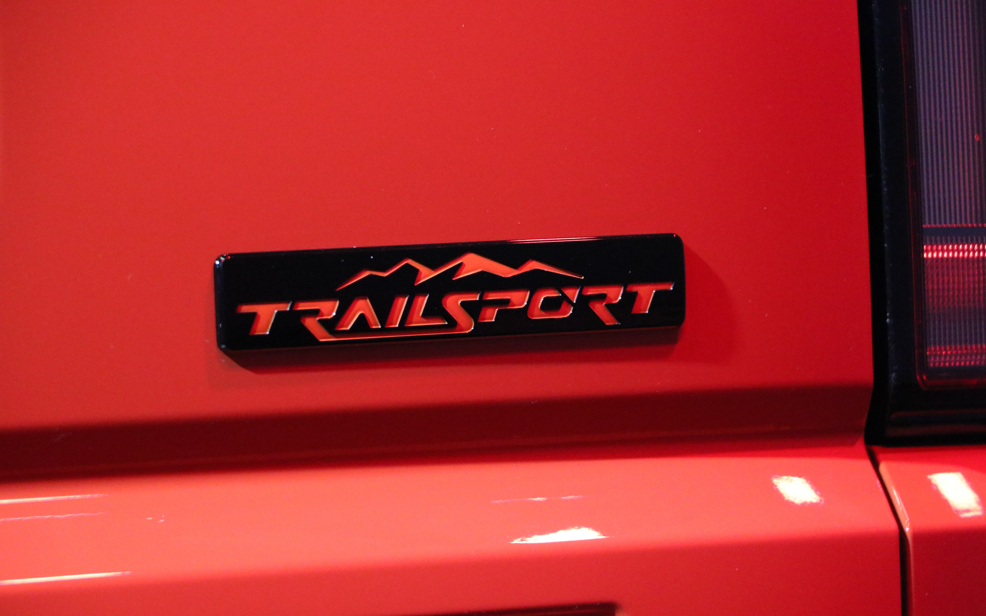 上級グレードの証となる「トレイルスポーツ」のエンブレムもあしらわれている