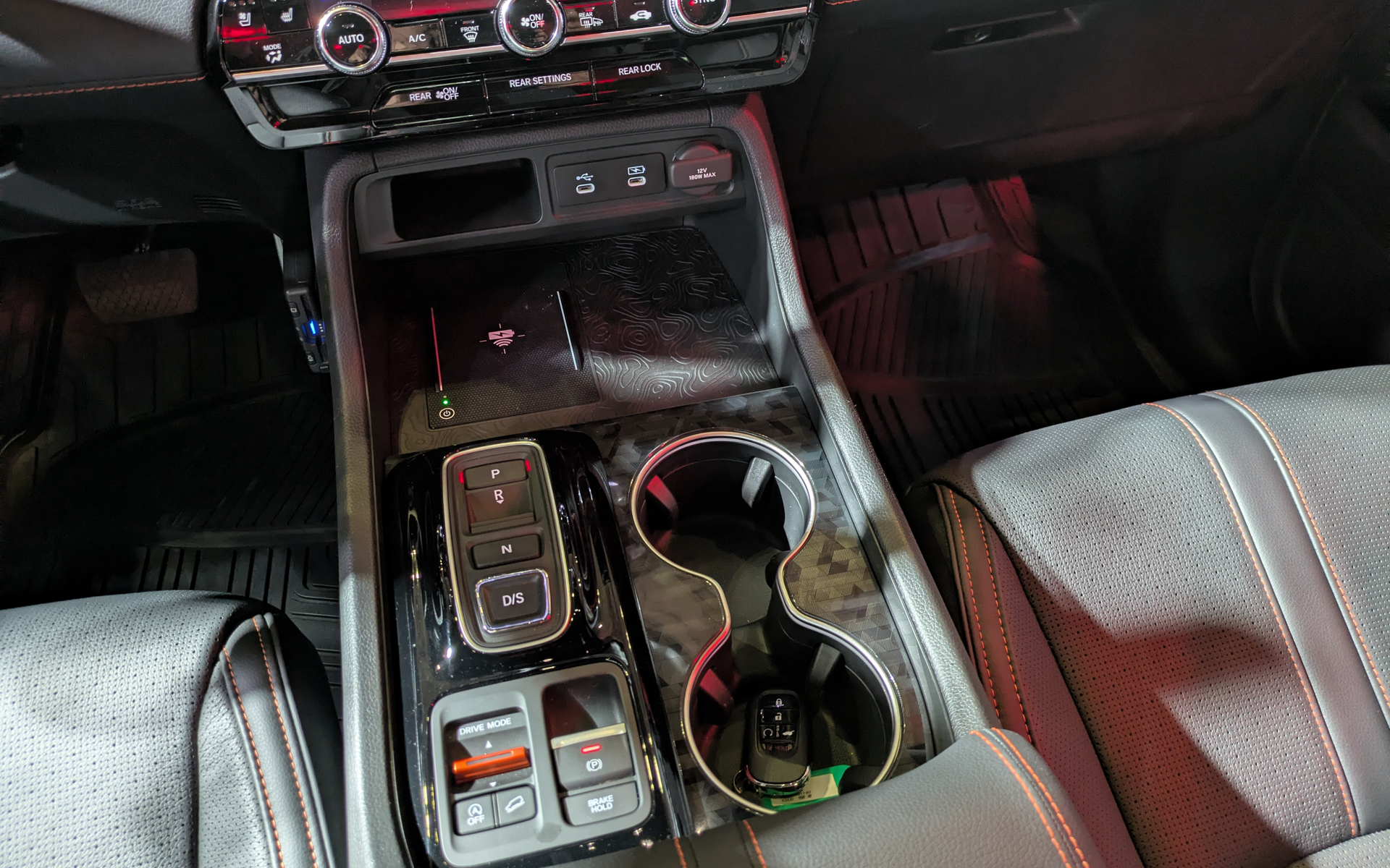 センターコンソールには置き充電も備えている