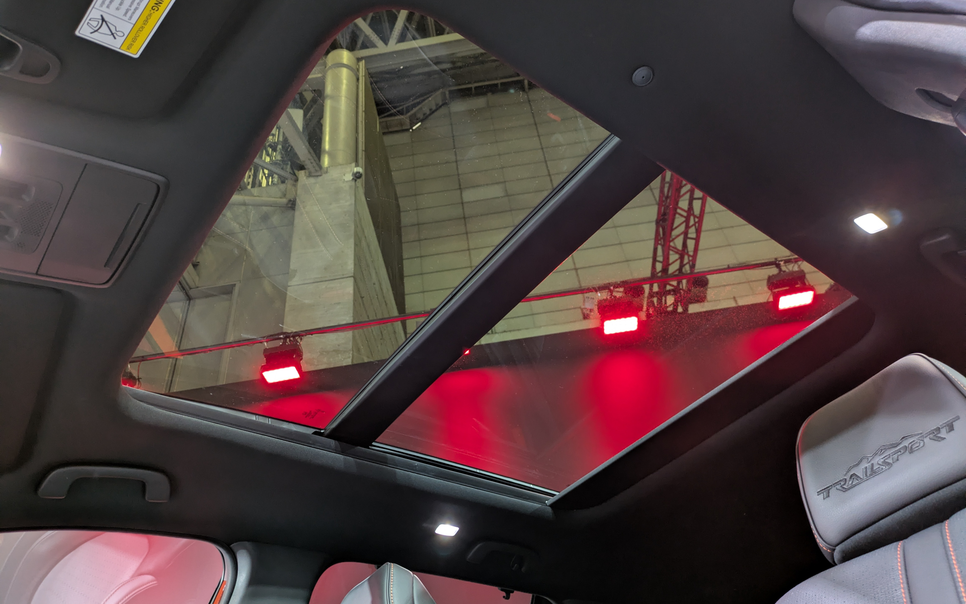 展示車はパノラマルーフも完備