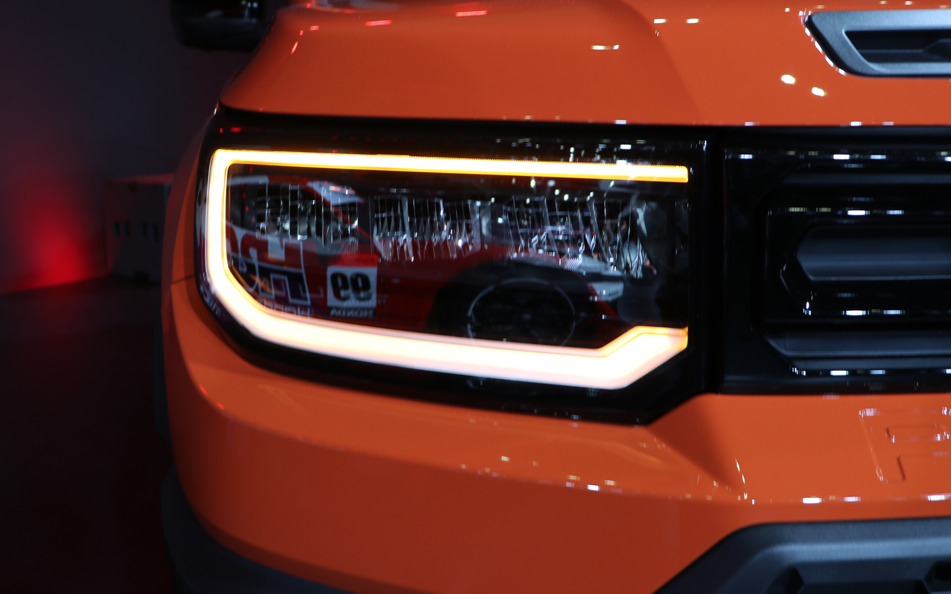 ヘッドライトはC型のデイタイムランニングライトを完備