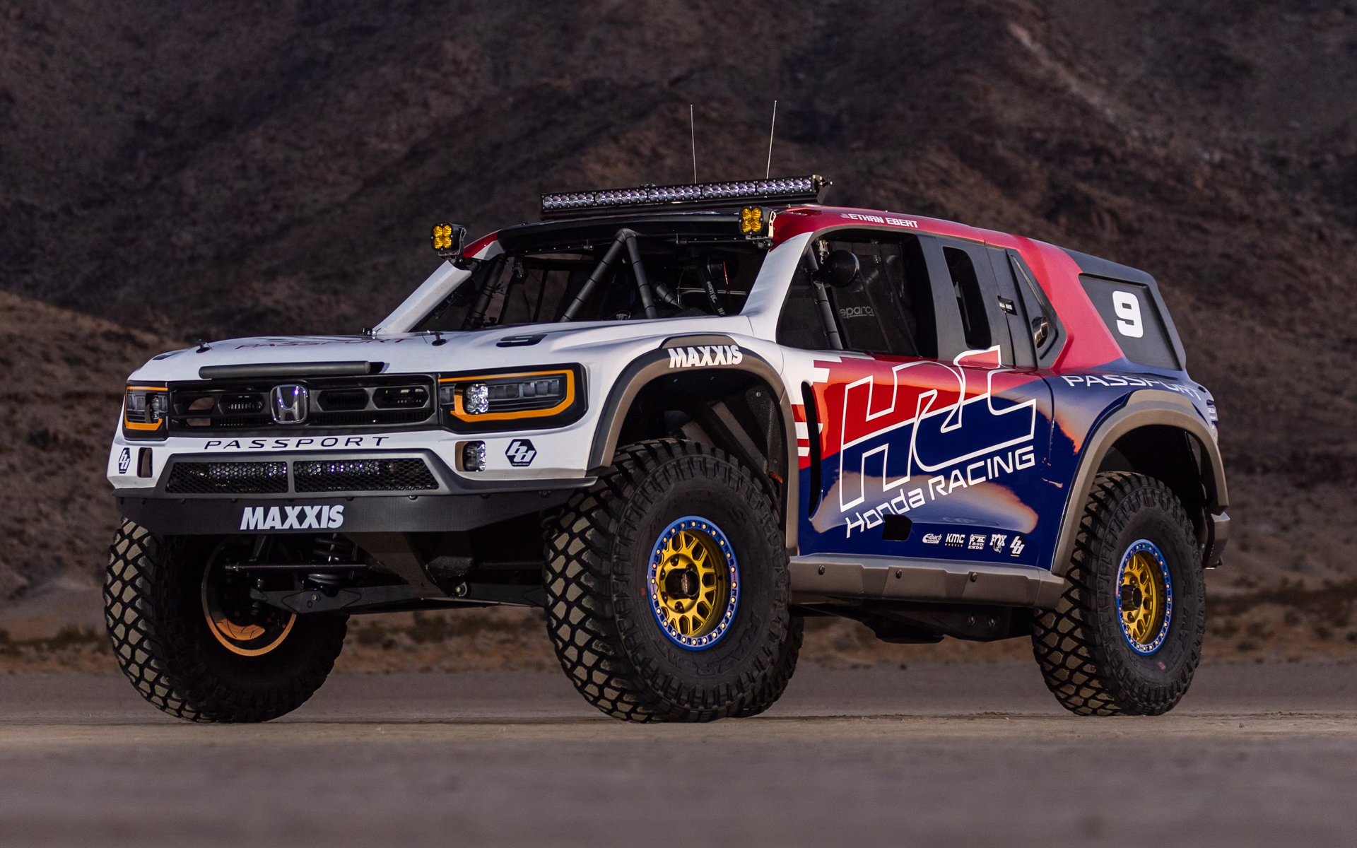 バハラリー選手権に参戦しているパスポートベースのラリーカー