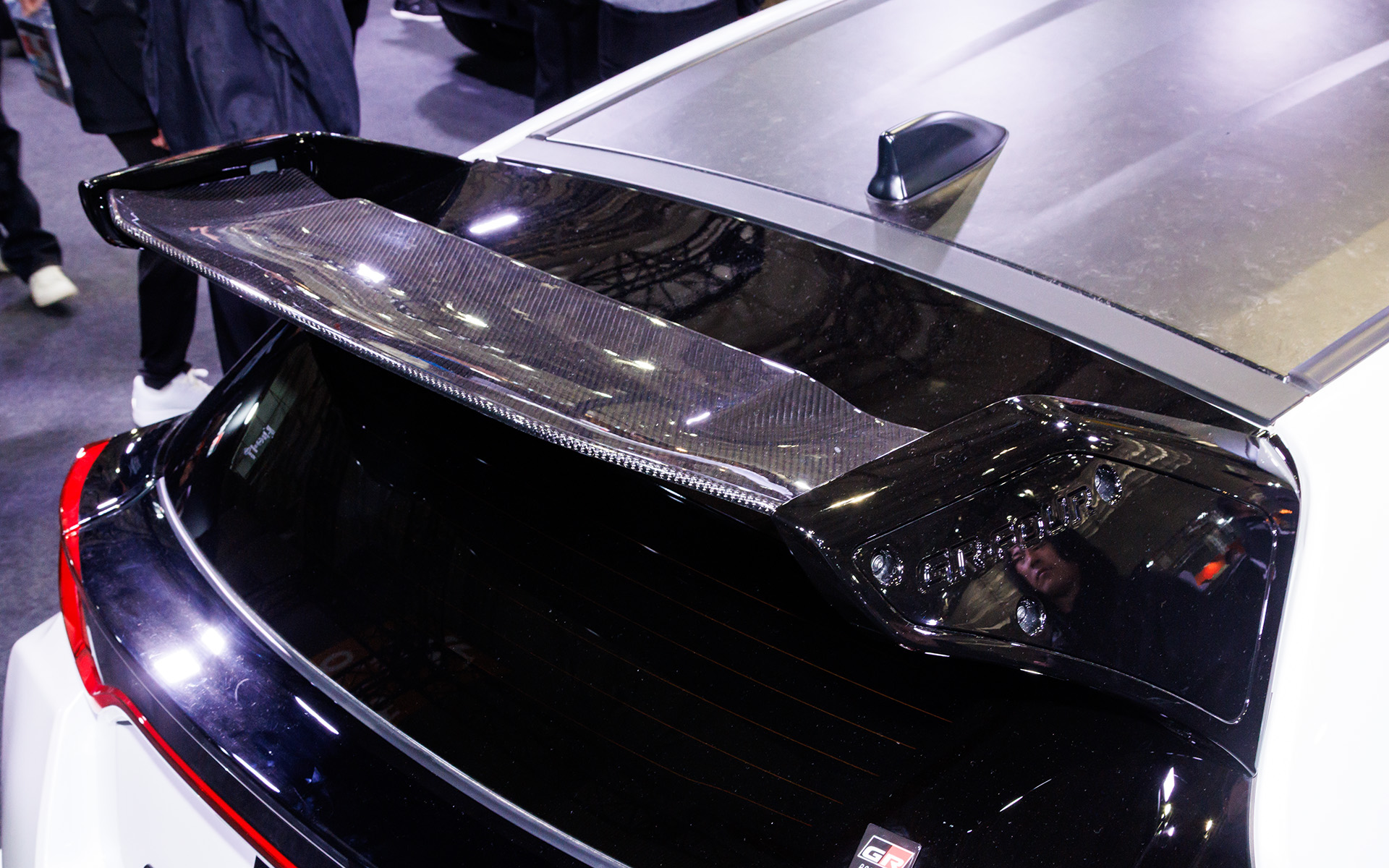 新製品となるドライカーボンフラップ（AERO PERFORMANCE PACKAGE専用）は2026年2月発売予定