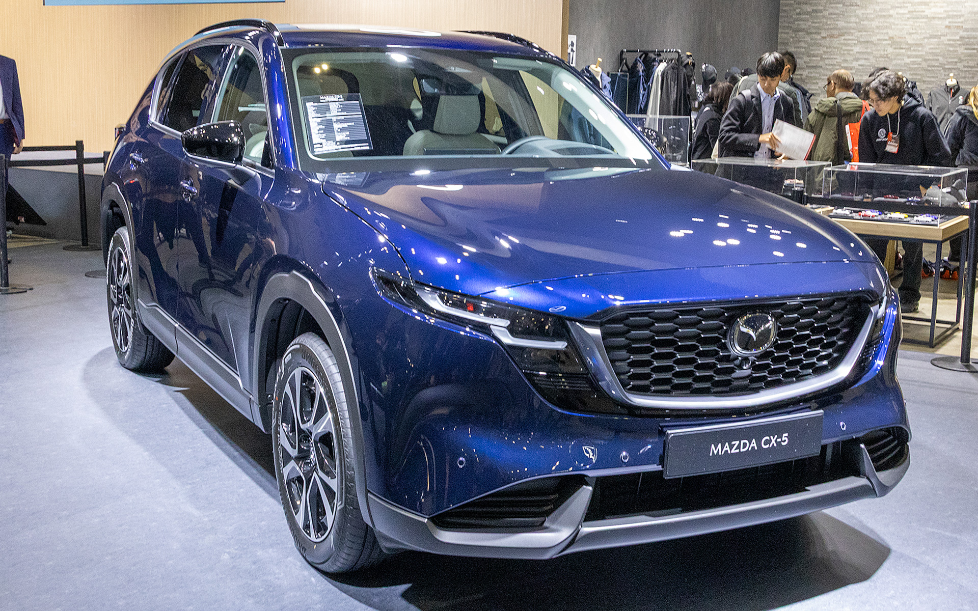 新型CX-5（欧州仕様車）を展示。ボディカラーは国内初公開の「ネイビーブルーマイカ」