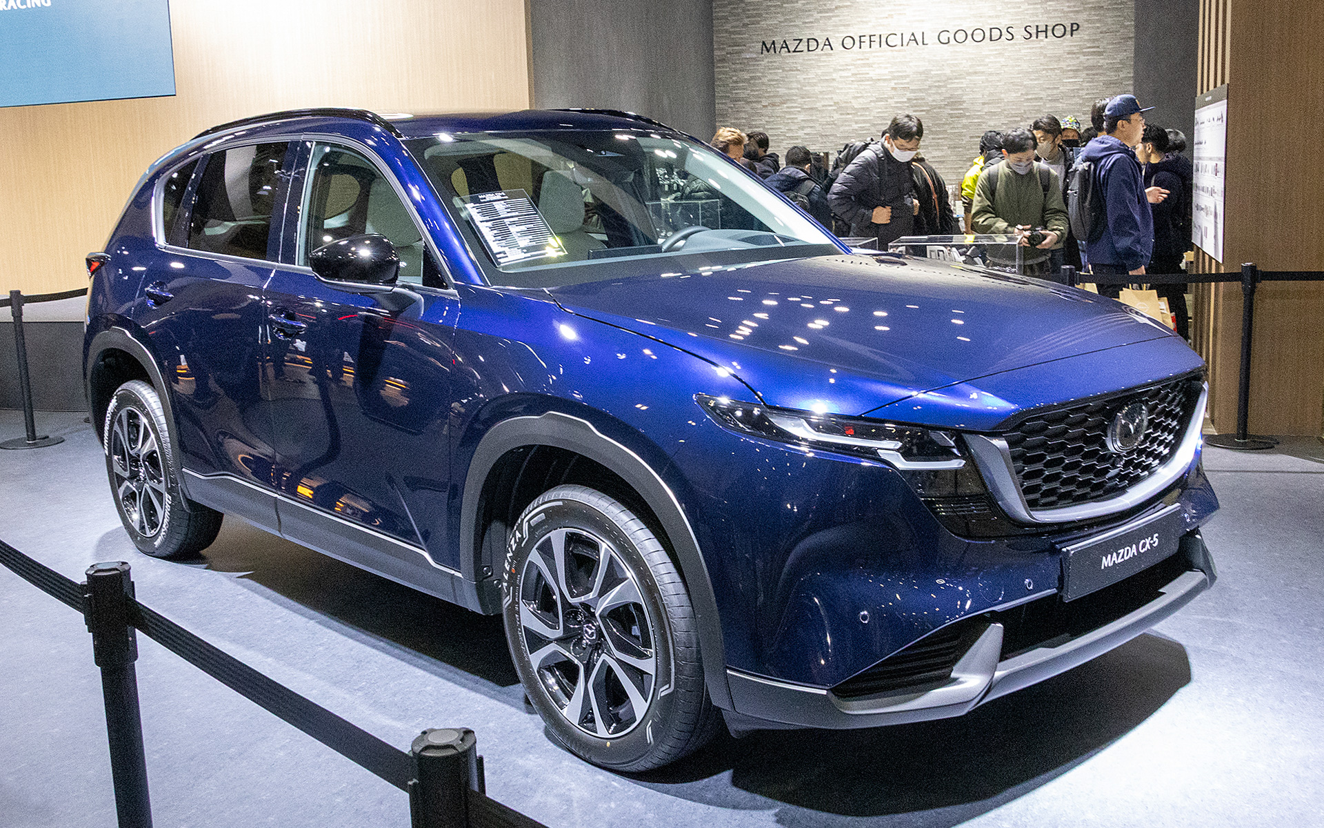 新型「CX-5」（欧州仕様車）。ボディカラーは新色のネイビーブルーマイカ