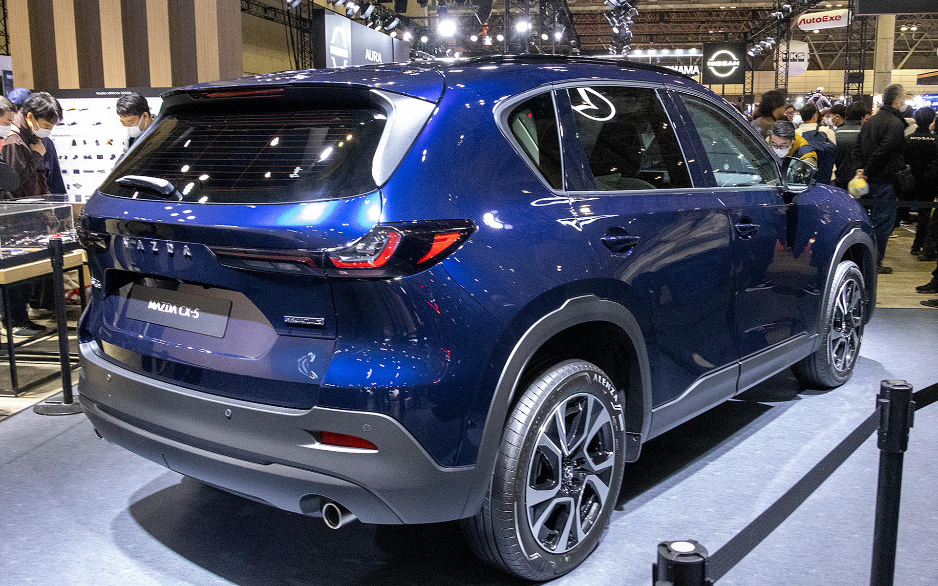 初代CX-5もイメージカラーはブルーだった。このブルーはCX-5だけでなく、マツダ車全体の定番カラーにしていくとのこと